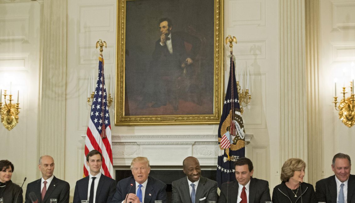  The president of the United States, Donald Trump, chairing a meeting of a business advisory council. Trump dissolved two of these councils on Aug. 16, 2017, after several chief executive officers quit over his remarks about last weekend's violence in Charlottesville, Virginia. EFE
