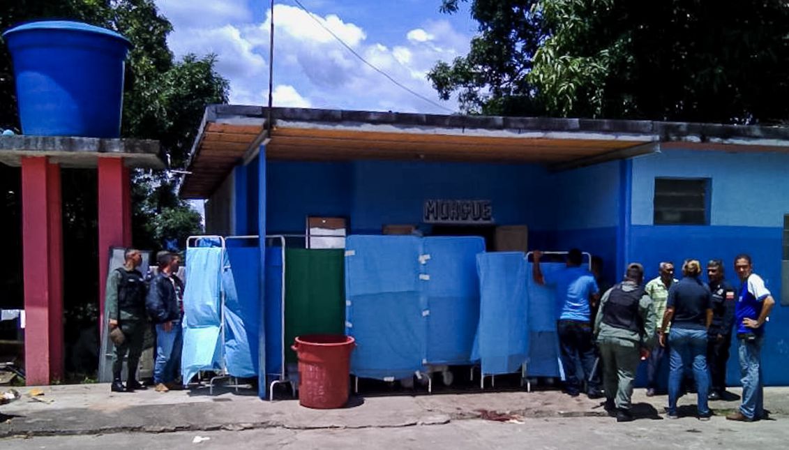 Venezuelan authorities guard the Jose Gregorio Hernandez Hospital after an interior ministry team tried to take the prison by force that in Puerto Ayacucho, Venezuela, 16 August 2017. EPA/Pedro Zapata
