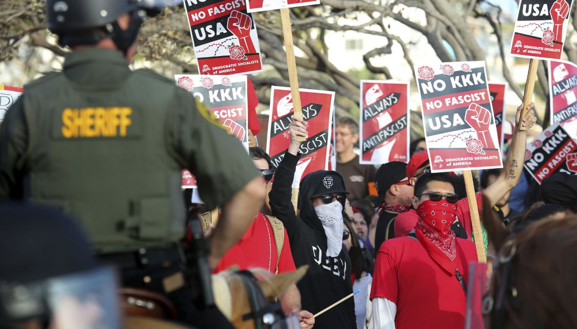  Anti-fascist protesters demonstrate against a right wing rally in Laguna Beach, California, USA, 20 August 2017. EPA/EUGENE GARCIA
