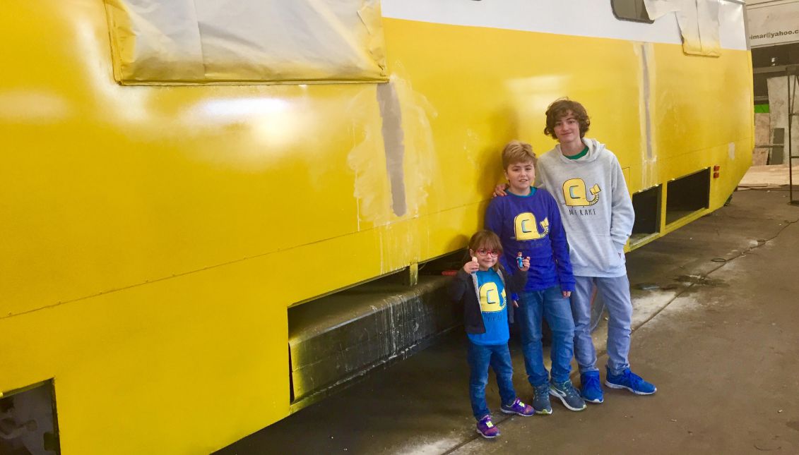 Siblings Daniel (r.), Miguel (c.) and Valentina (l.), who are setting off with their parents Angel Arana and Aurora Asensio in Argentina on their Meraki tour of Latin America in a library-school on wheels. EFE/Meraki project