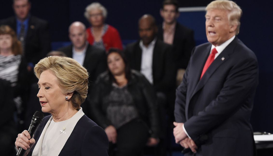 Republican Donald Trump (R) and Democrat Hillary Clinton (L) during the second Presidential Debate at Washington University in St. Louis, Missouri, USA, 09 October 2016. EFE/EPA/SAUL LOEB
