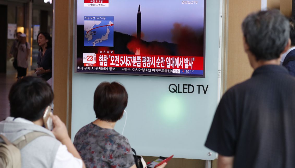 South Koreans watch a television displaying news broadcasts reporting on North Korea's latest ballistic missile launch, at a station in Seoul, South Korea, 29 August 2017. EPA-EFE/JEON HEON-KYUN