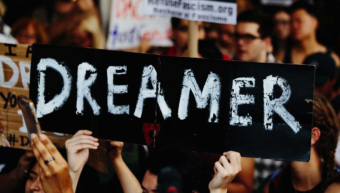 La policía arrestó a una docena de "DREAMers" y activistas de derechos civiles en Nueva York el martes durante una protesta que paralizó la Quinta Avenida frente a Trump Tower, después del anuncio de la administración de que está eliminando el programa DACA que ha protegido a cientos de miles de jóvenes inmigrantes indocumentados de la deportación y les ha permitido trabajar y conducir legalmente. EFE
