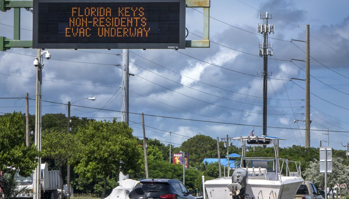 Motorists evacuating the Florida Keys passing through Key Largo, Florida, USA, 06 September 2017. EPA-EFE/CRISTOBAL HERRERA
