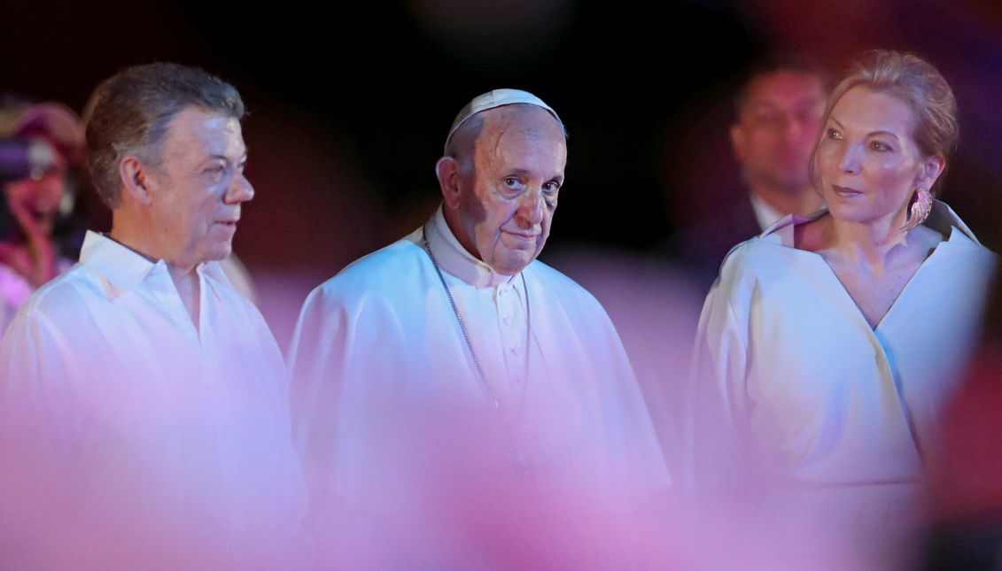 Pope Francis attends a farewell ceremony with Colombian President Juan Manuel Santos (L) and first lady Maria Clemencia Rodriguez (R) during the last day of his official visit, at Rafael Nuñez Airport in Cartagena, Bolivar, Colombia, Sept. 10, 2017. EPA-EFE/LEONARDO MUÑOZ
