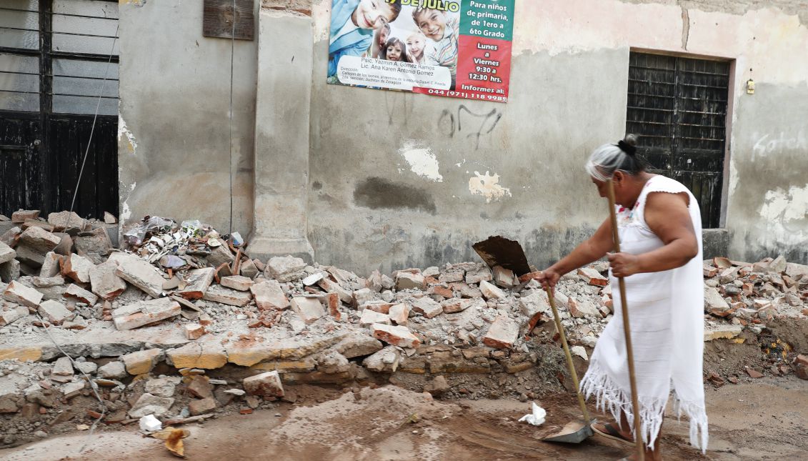 A woman tries to clean up in the aftermath of an earthquake in Juchitan Municipality Oaxaca State, Mexico, Sept. 11, 2017. EPA-EFE/JORGE NUÑEZ
