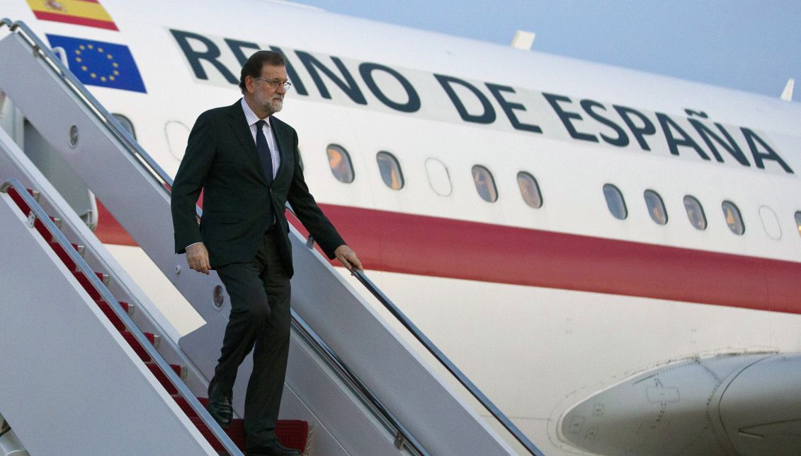 A handout photo made available by the Spanish Government shows Spanish Prime Minister Mariano Rajoy disembarking from a plane as he arrives at Andrews Air Base in Washington, DC, USA, 25 September 2017, a day ahead of his meeting with US President Donald J. Trump. EPA-EFE/SPANISH GOVERNMENT/DIEGO CRESPO 