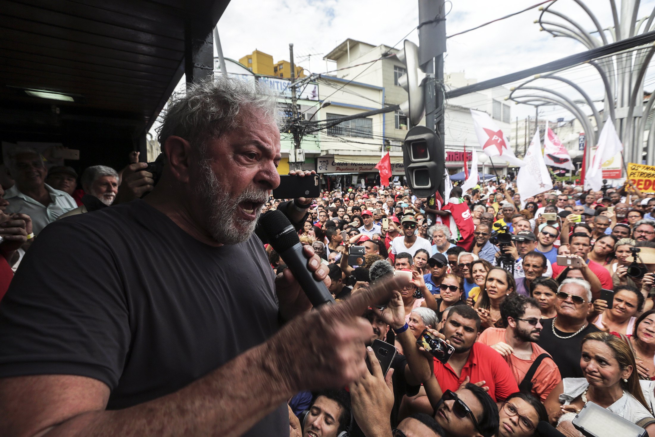 Former Brazilian President Luis Inacio Lula da Silva (Left) speaks as he visits the city of Duque de Caxias, in the Baixada Fluminense, Rio de Janeiro State, Brazil, Dec. 7, 2017.