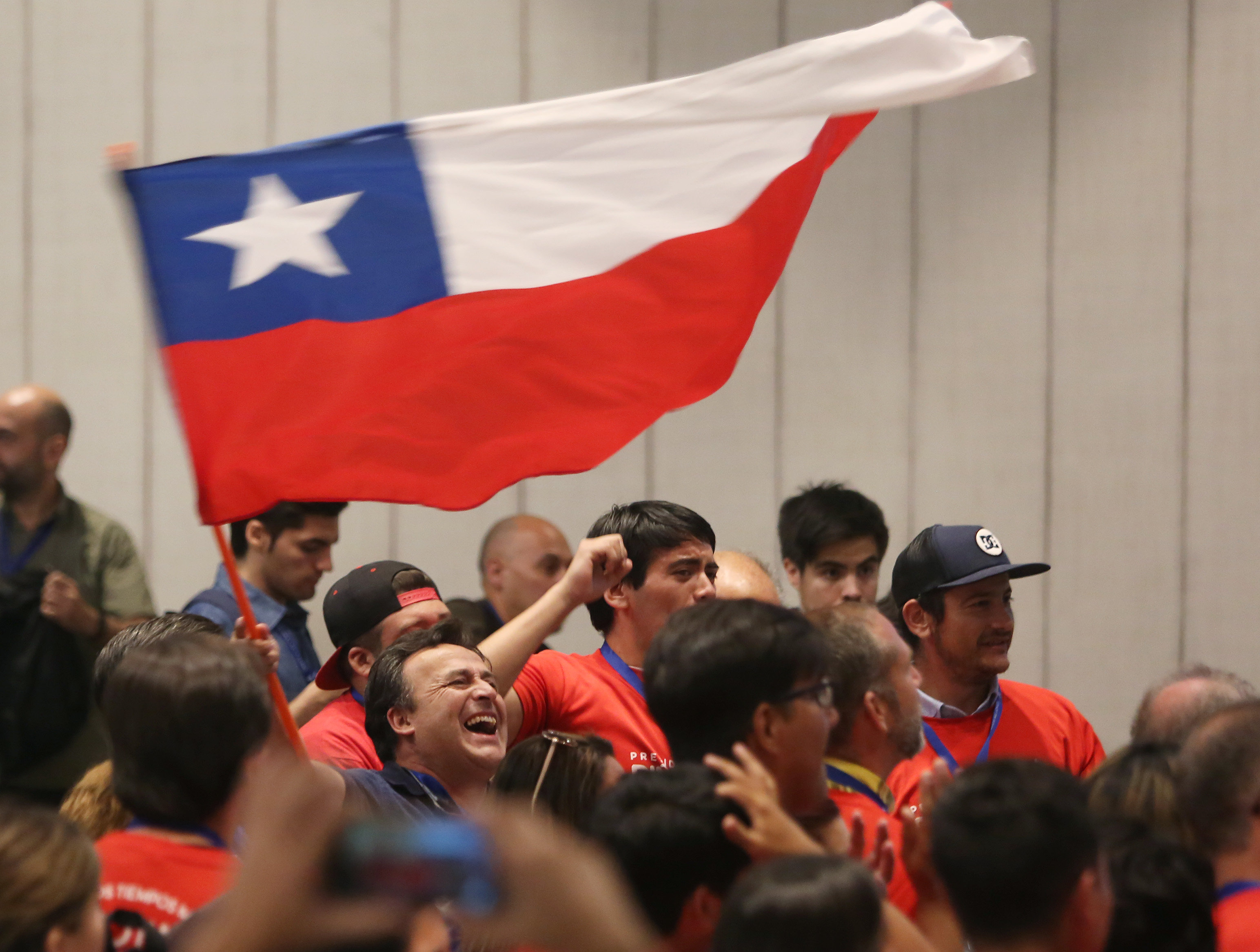 Supporters of former Chilean president and conservative candidate for the Chile Vamos coalition Sebastian Piñera on Dec. 17, 2017.
