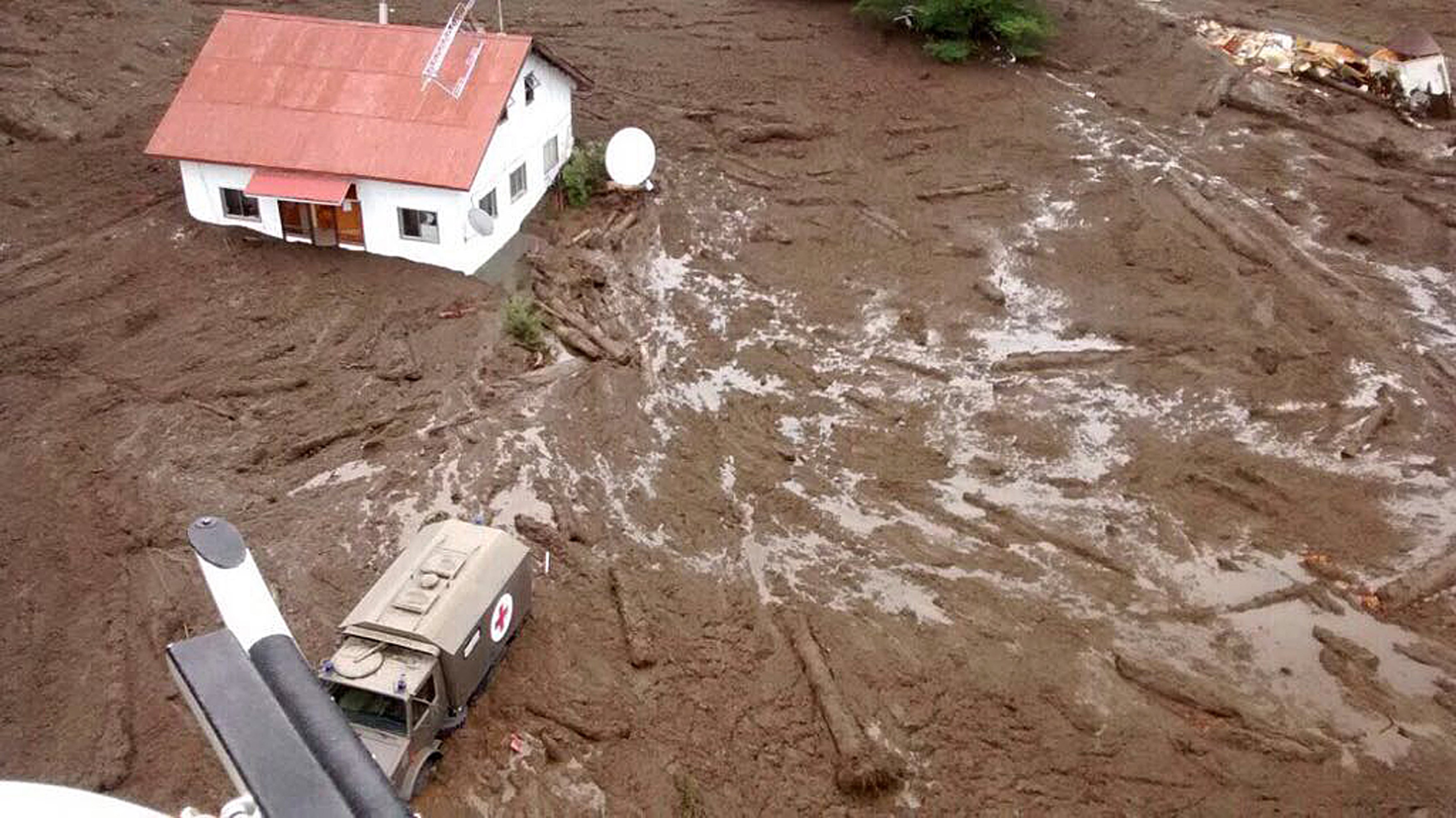 A handout picture made available by the Carabiniers of Chile shows the destruction after an landslide caused by intense rains hit Villa Santa Lucia, Los Lagos, Chile, 17 December 2017.
