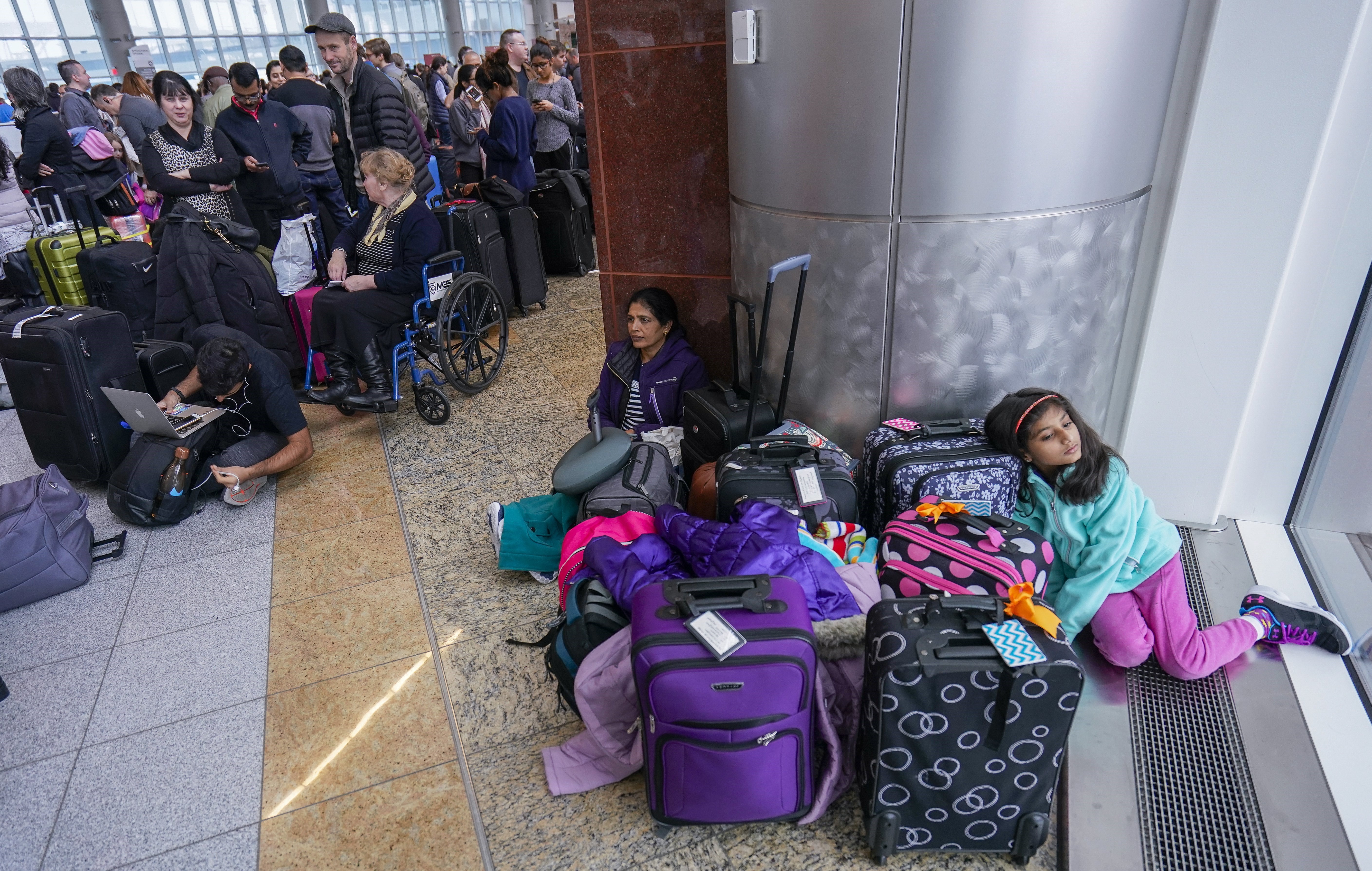 Passengers affected by a widespread power outage wait in long lines at the International Terminal of Hartsfield-Jackson Atlanta International Airport in Atlanta, Georgia, USA, 17 December 2017.
