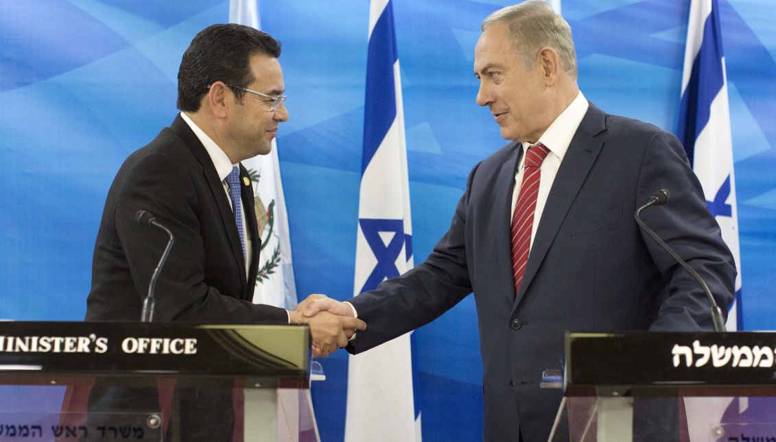 The president of Guatemala, Jimmy Morales, shook hands with the Israeli prime minister, in a meeting held in November 2016. Photo: EPA-EFE / ABIR SULTAN / POOL