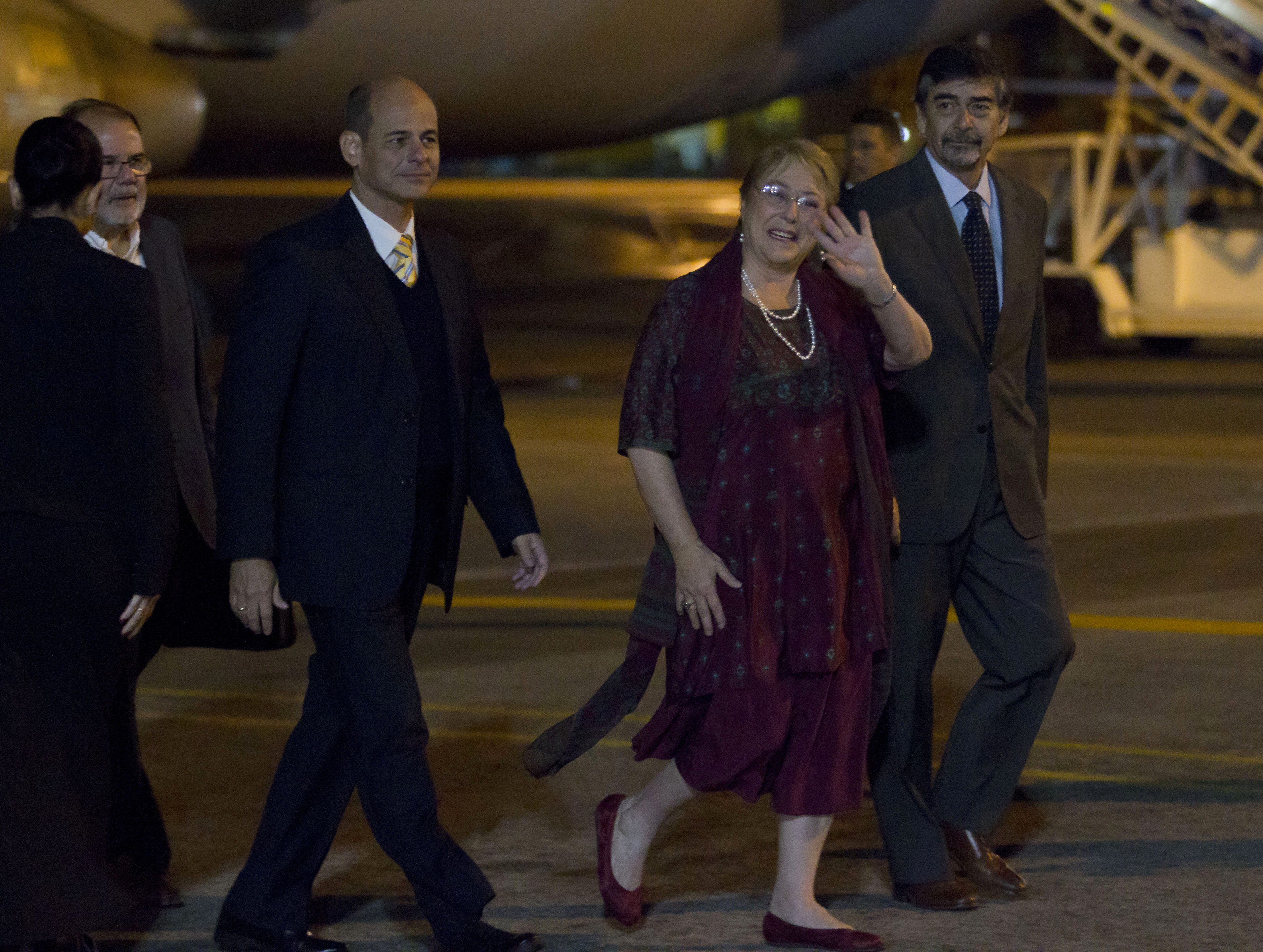 Chilean President Michelle Bachelet (C) waves after arriving at Jose Marti International Airport in Havana, Cuba, on Jan. 7, 2018.
