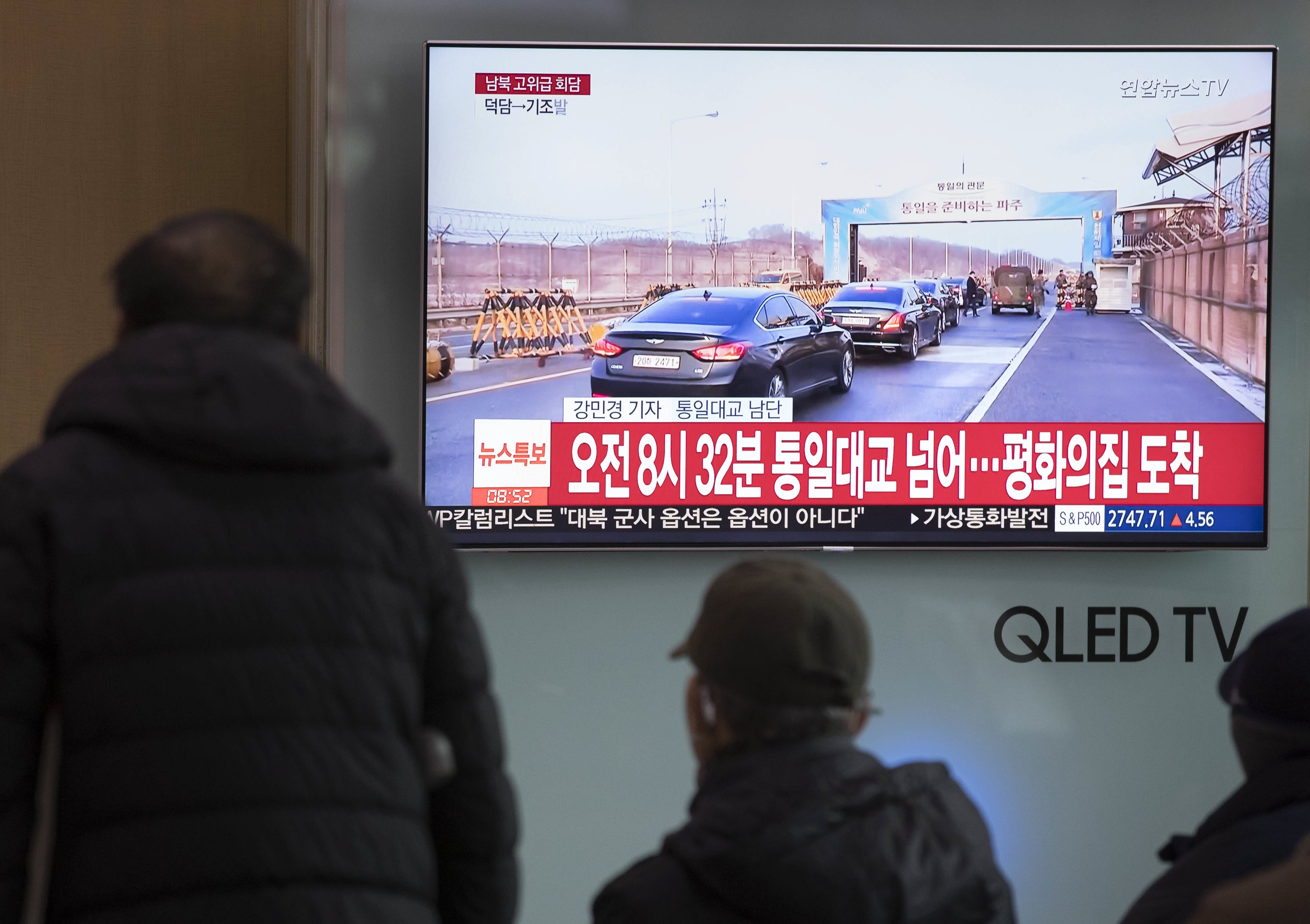 People watch a TV report on inter-Korean high-level talks at Seoul Station in Seoul, South Korea, 09 January 2018.