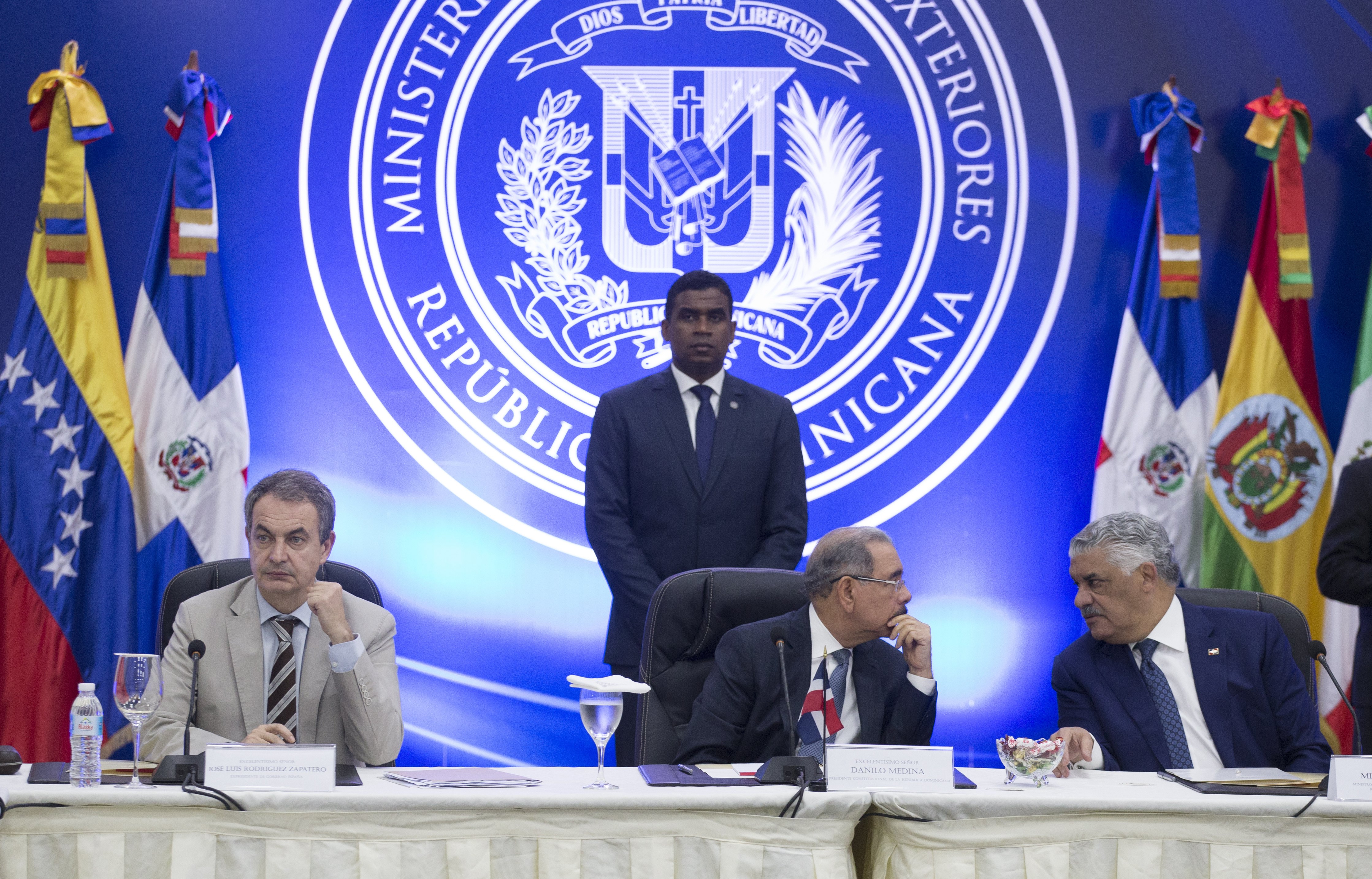 Spanish former Prime Minister Jose Luis Rodriguez Zapatero (L), Dominican President Danilo Medina (C) and Dominican Foreign Minister Miguel Vargas (R) attend a meeting between the Venezuelan government and opposition, at the Foreign Affairs ministry in Santo Domingo, Dominican Republic, Jan. 12, 2018.
