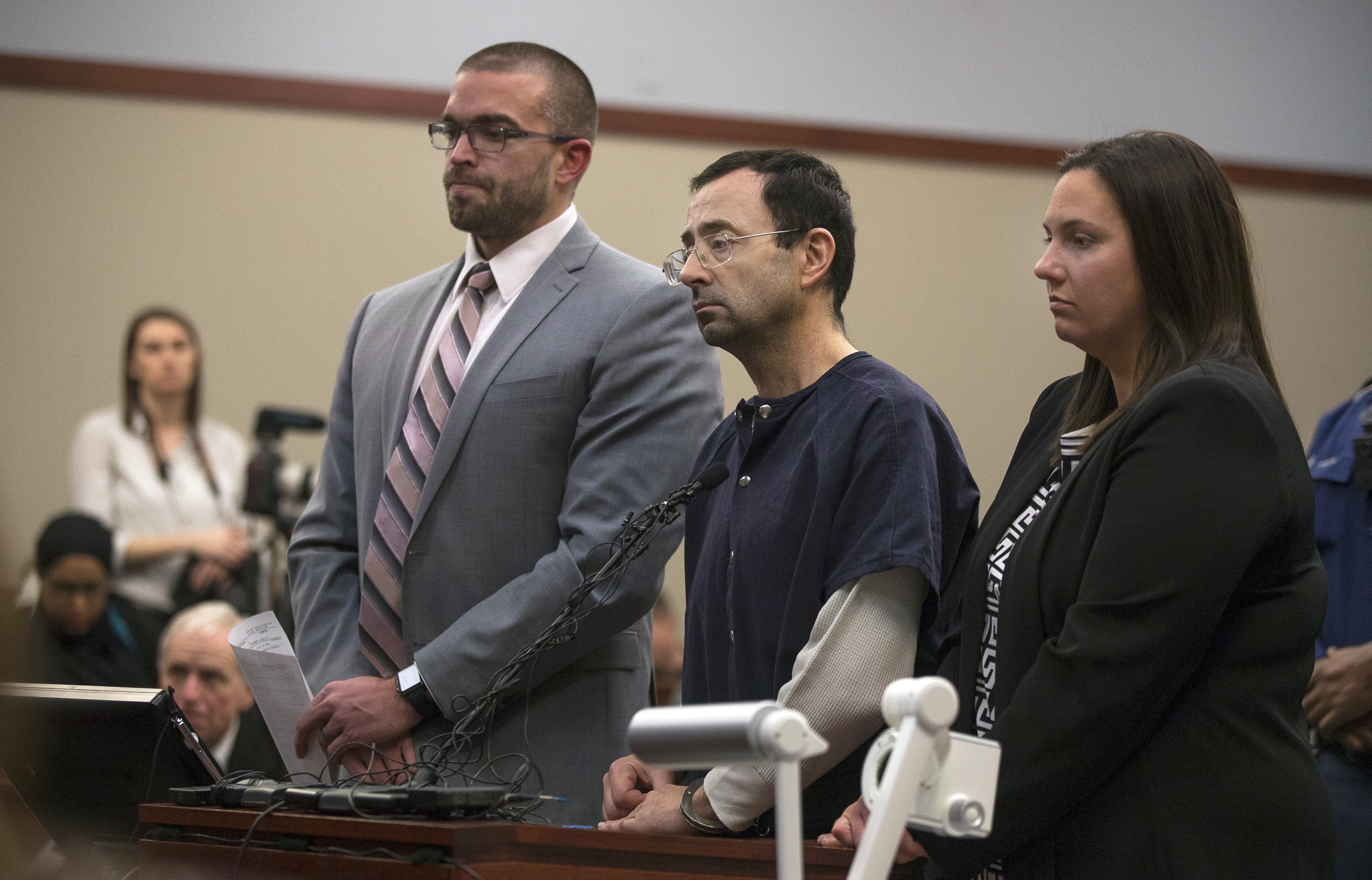 Dr. Larry Nassar (C), who is facing prison on multiple counts of sexual abuse of minors, enters the courtroom during court proceedings in the sentencing phase in Lansing, Michigan, USA, Jan. 24, 2018.
