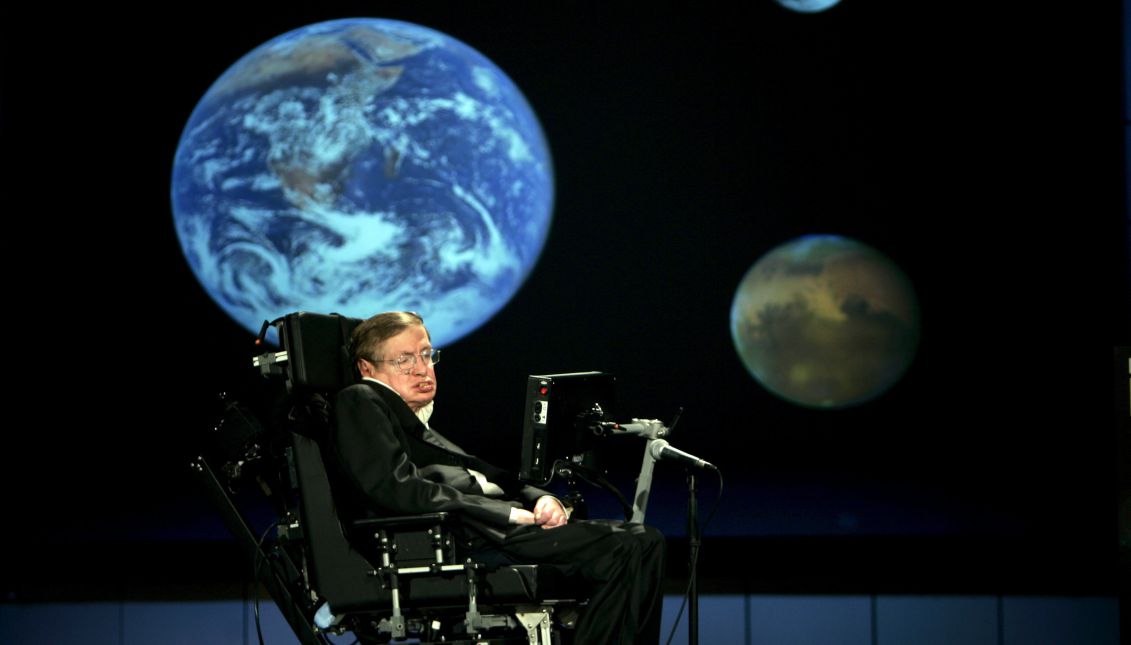 El profesor Stephen Hawking da un discurso llamado "'Why We Should Go Into Space' (Por qué deberíamos ir al espacio) en la Universidad George Washington, Washington, DC, el 21 de abril de 2008. EPA-EFE/STEFAN ZAKLIN