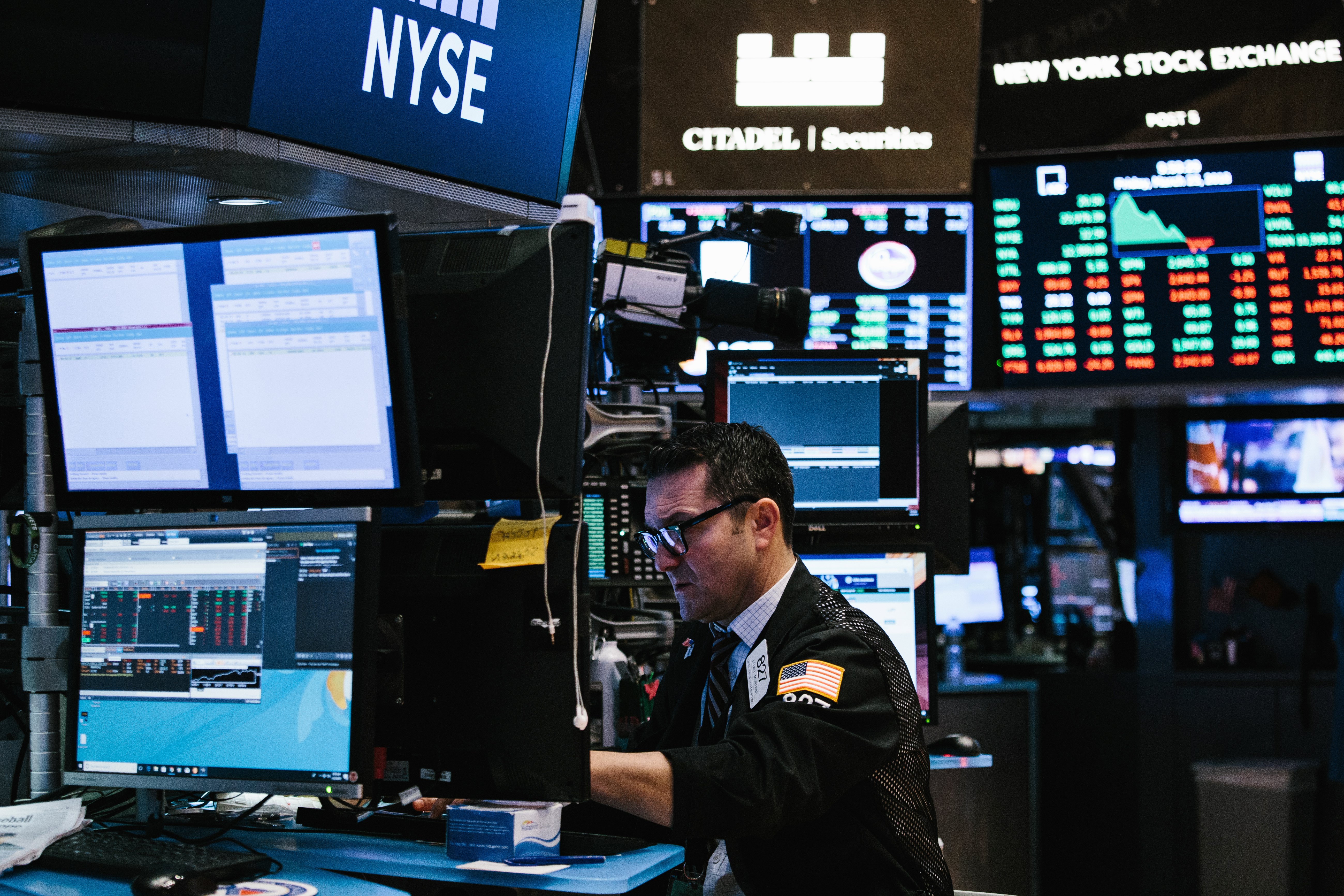 Traders work on the floor of the New York Stock Exchange (NYSE) at the Opening Bell in New York, New York, USA, March 23, 2018. EPA-EFE/ALBA VIGARAY
