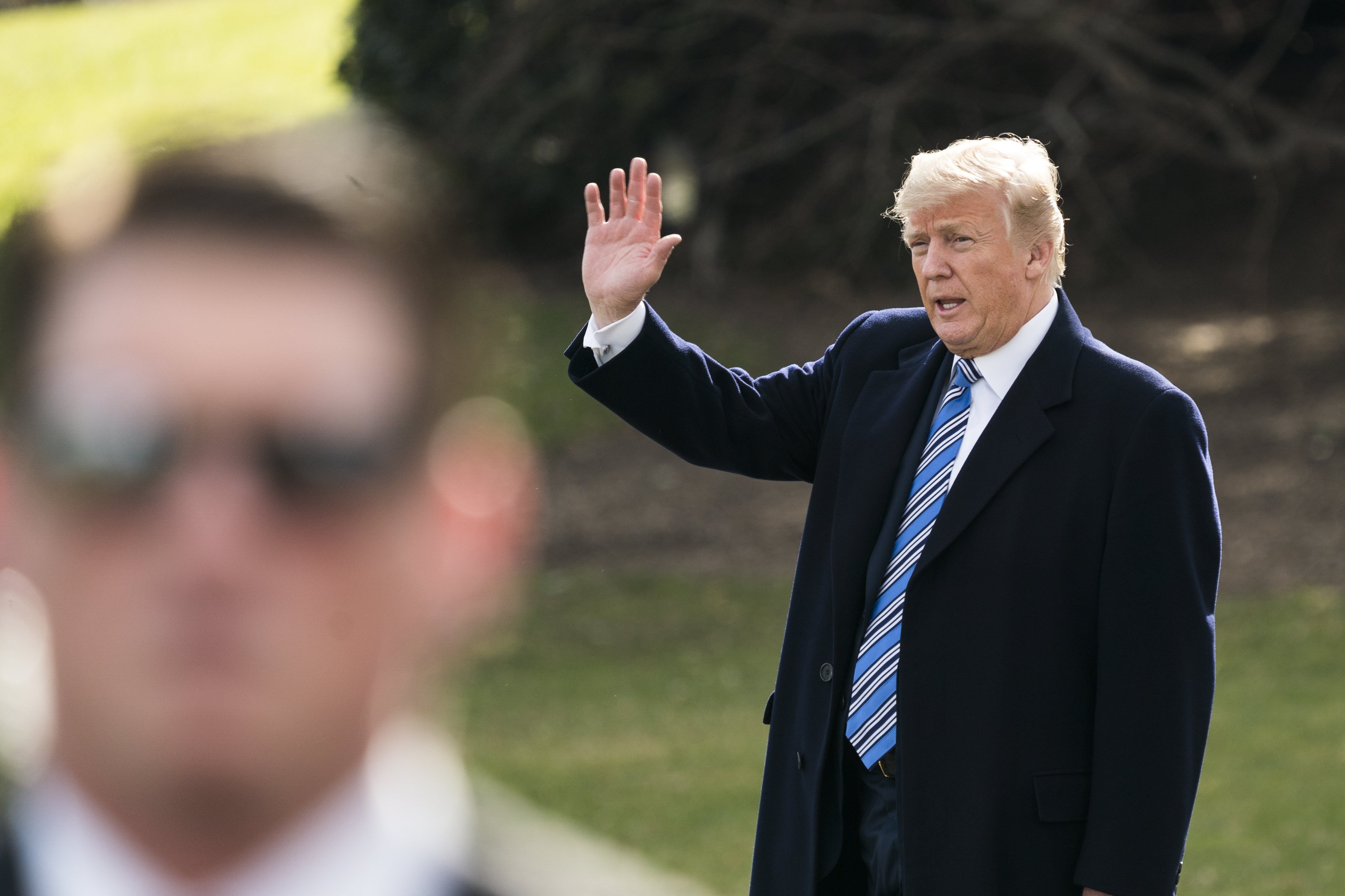 President Donald Trump departs the White House for his Mar-a-Lago resort in Florida on March 23, 2018. EFE/EPA/JIM LO SCALZO
