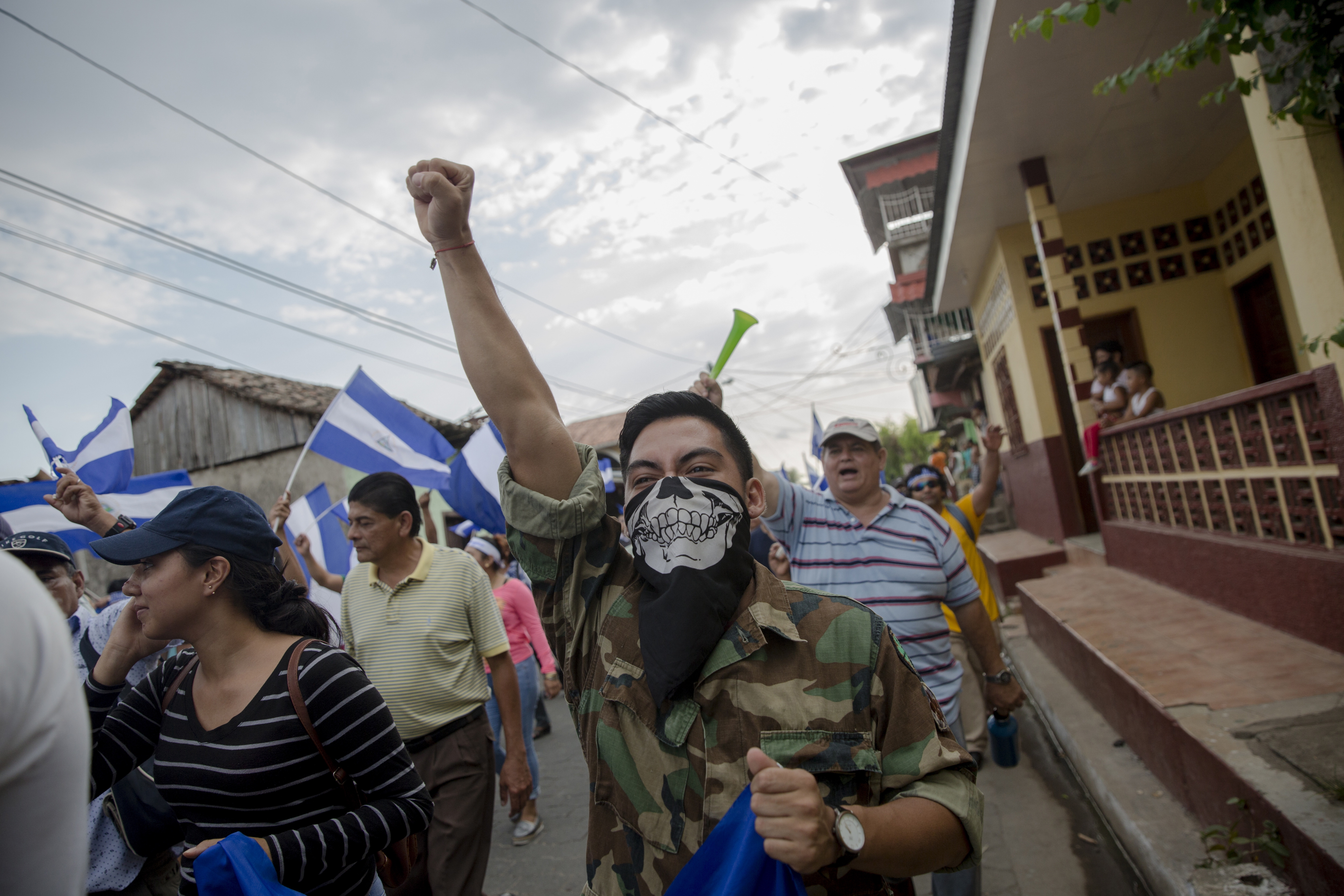 A motorist participates in a protest against the government of Nicaraguan President Daniel Ortega, in the municipality of Niquinohomo, Nicaragua,  May 5, 2018. EFE