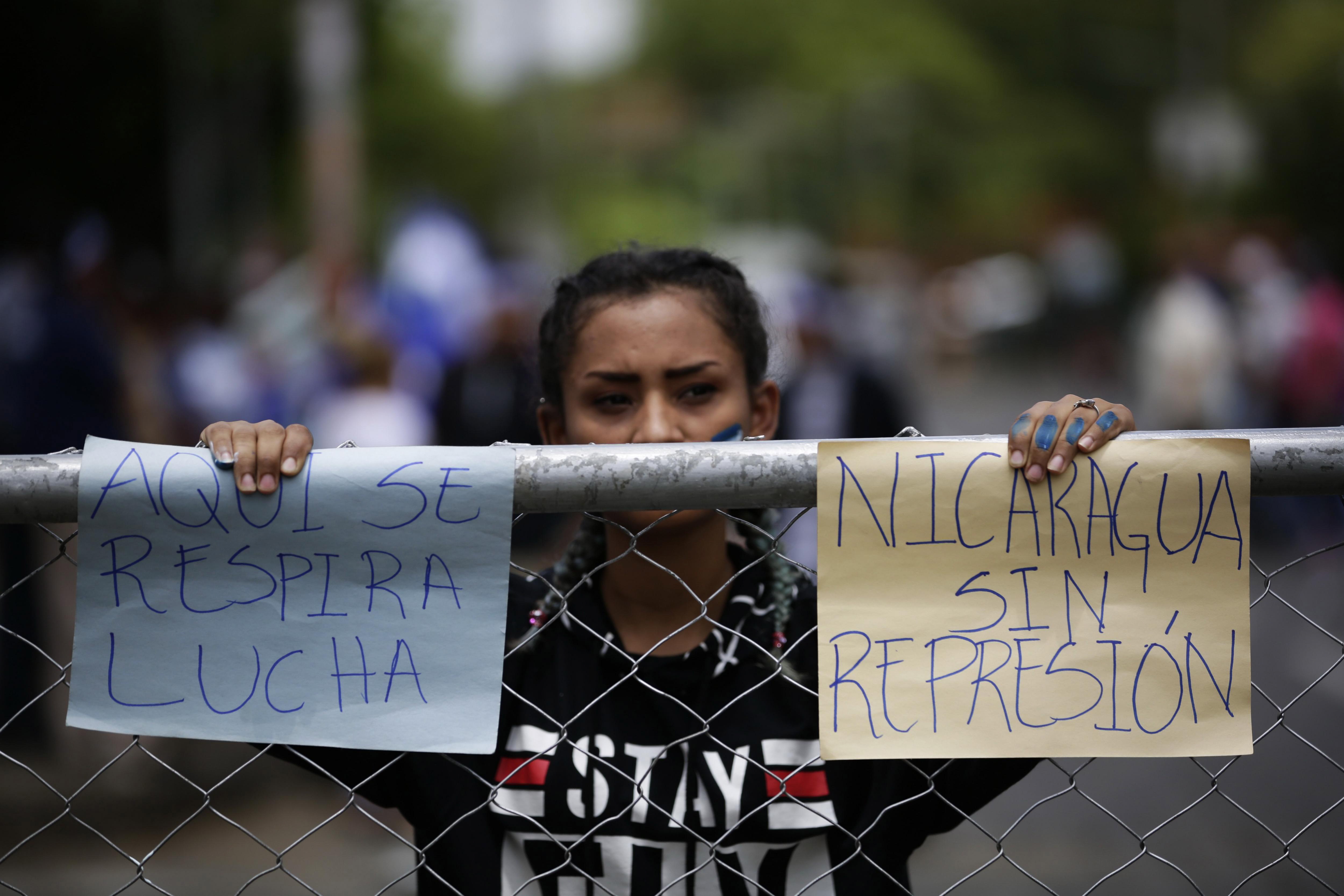 A group of people protest in front of the Fatima Seminar where the National Talks started earlier today in Managua, Nicaragua, 16 May 2018. The talks seek to solve the socio-political crisis in the country with the participation of President Ortega, who was confronted by protesters. EPA-EFE/Bienvenido Velasco
