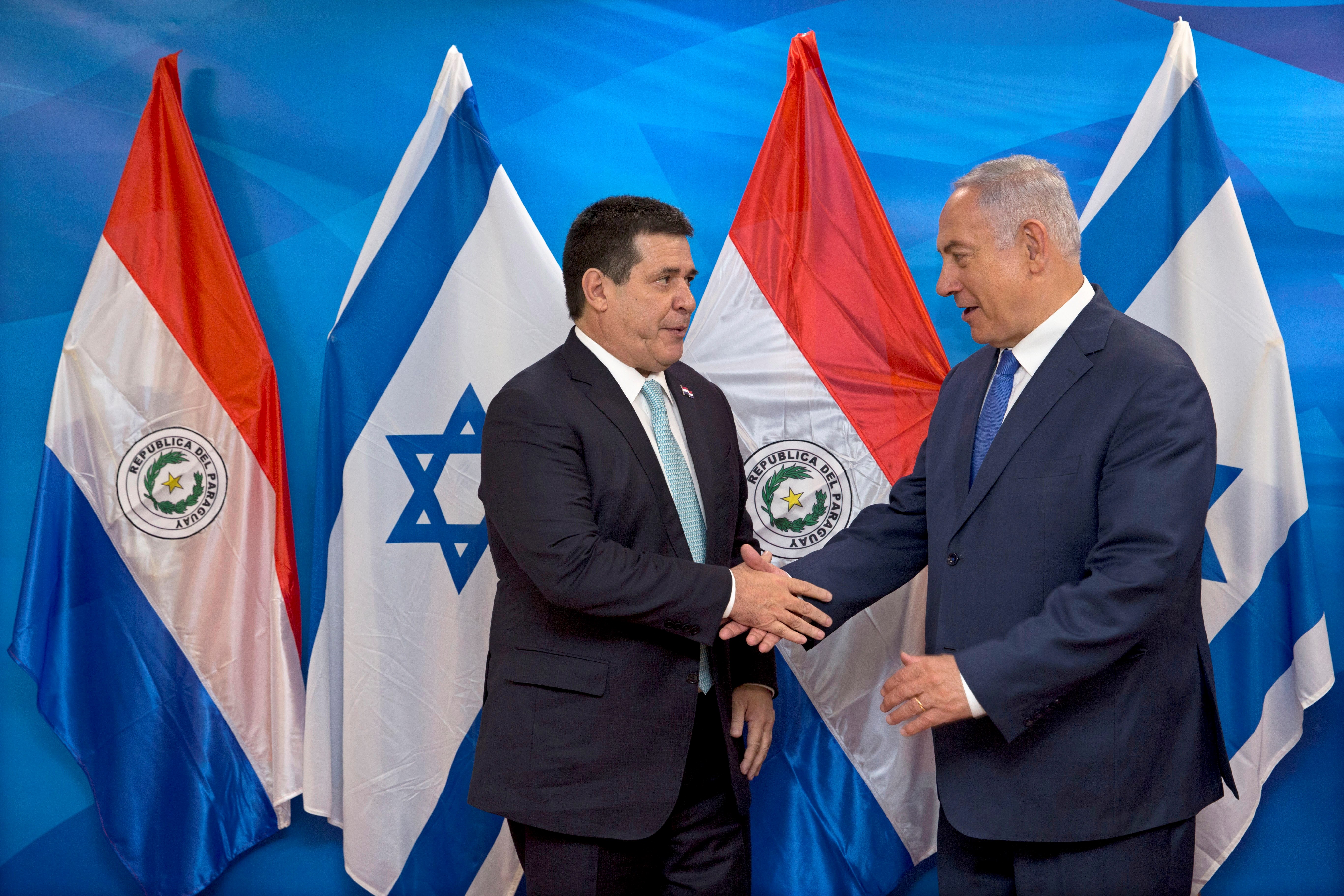 Israeli Prime Minister Benjamin Netanyahu (R) shakes hands with Paraguay's President Horacio Cartes during their meeting at the Prime Minister's office in Jerusalem, on May 21, 2018. EPA-EFE/SEBASTIAN SCHEINER / POOL
