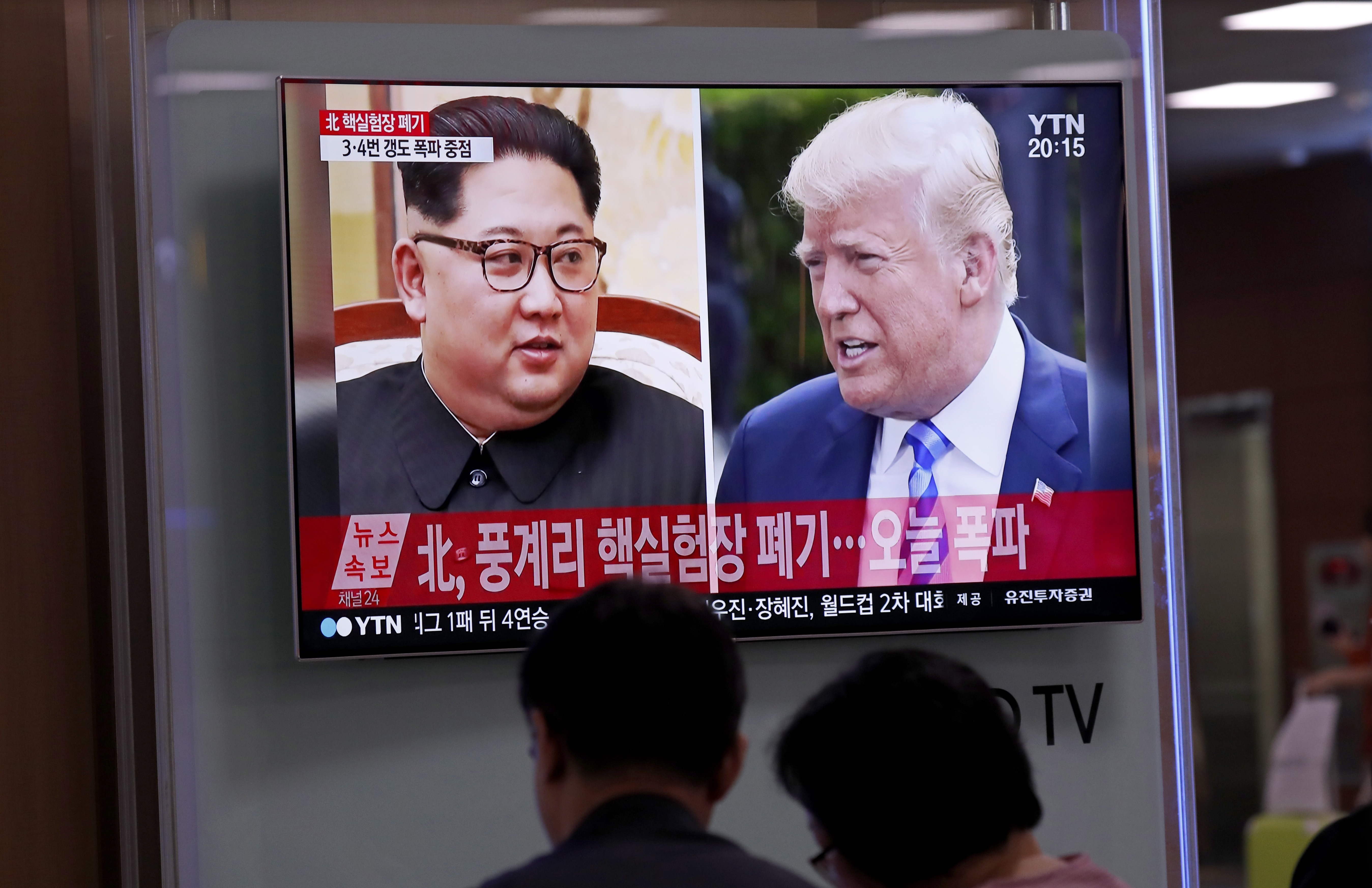 South Koreans watch a TV news broadcast showing US President Donald J. Trump (R) and North Korean leader Kim Jong-Un (L), at Seoul Station in Seoul, South Korea, May 24, 2018. EPA-EFE/JEON HEON-KYUN
