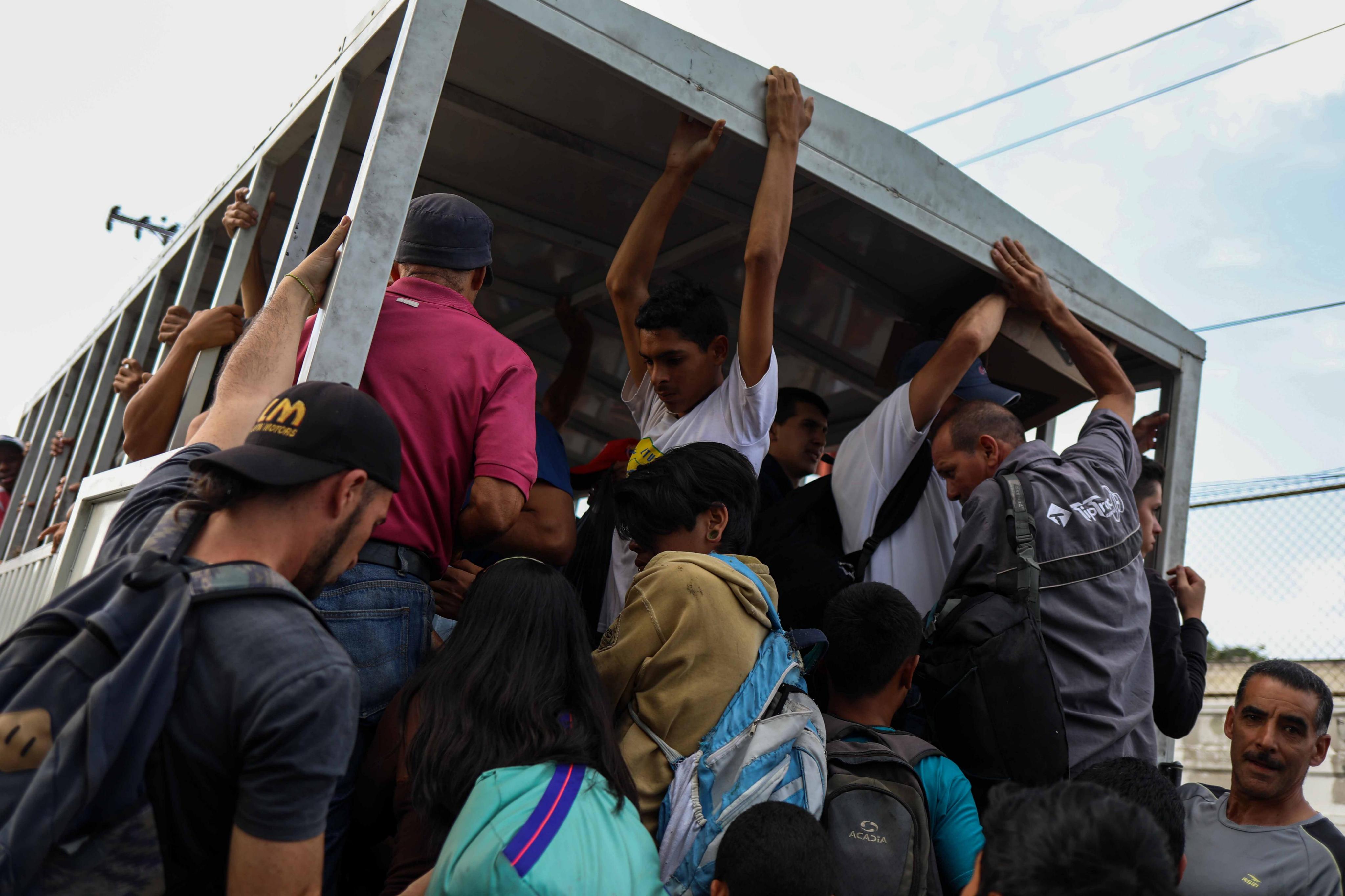 People climb onto the back of a truck in Caracas, Venezuela, 08 June 2018 (issued 10 June 2018). Citizens are using other means of transportation as the political and socioeconomic crisis in the country has left the transportation system on the verge of collapse. EFE-EPA/CRISTIAN HERNANDEZ