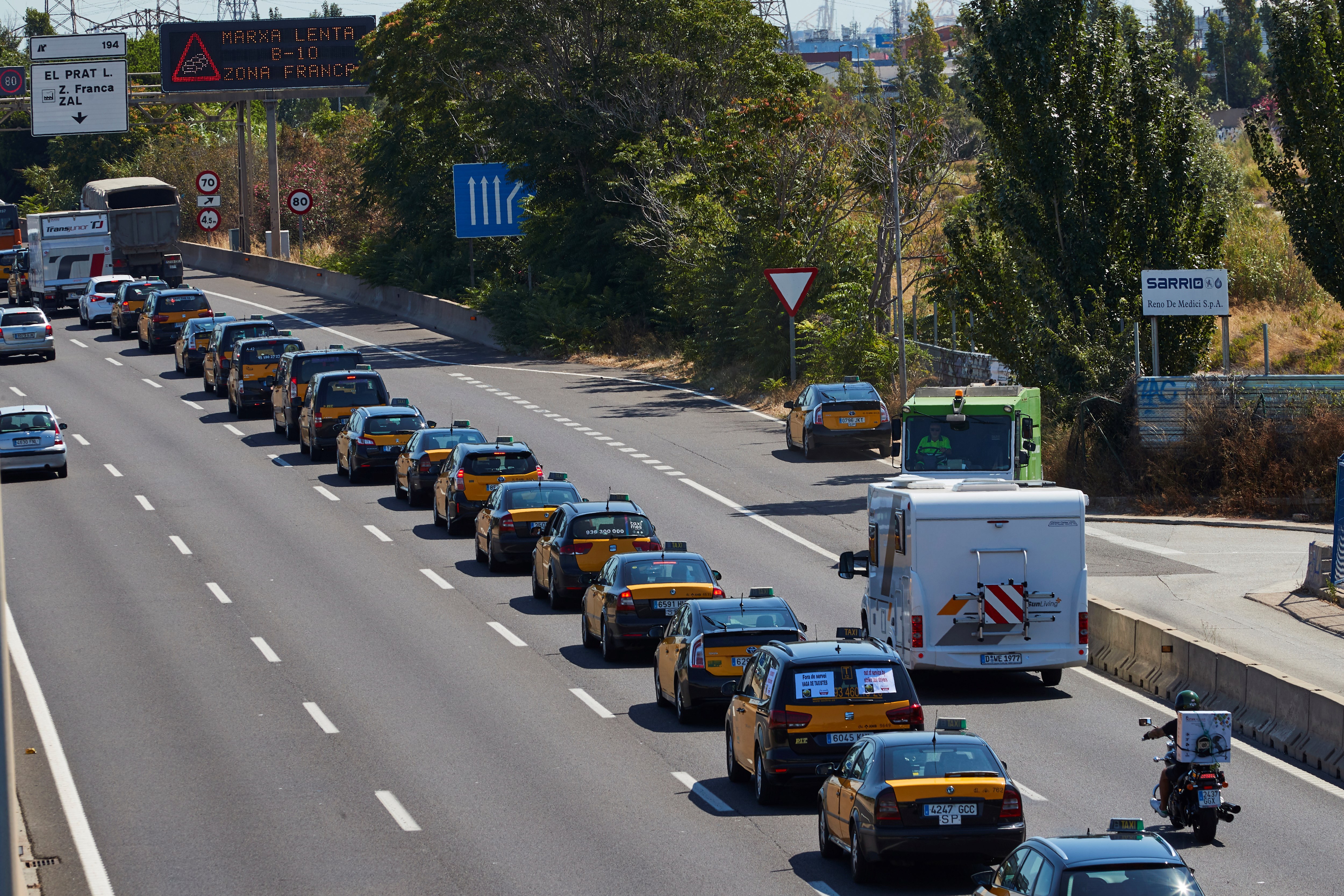 Dozens of taxi drivers take part in a "slow rally" from the Barcelona- El Prat airport to the port during their second day of strike in Barcelona, northeastern Spain, July 26, 2018. EPA-EFE/ALEJANDRO GARCIA
