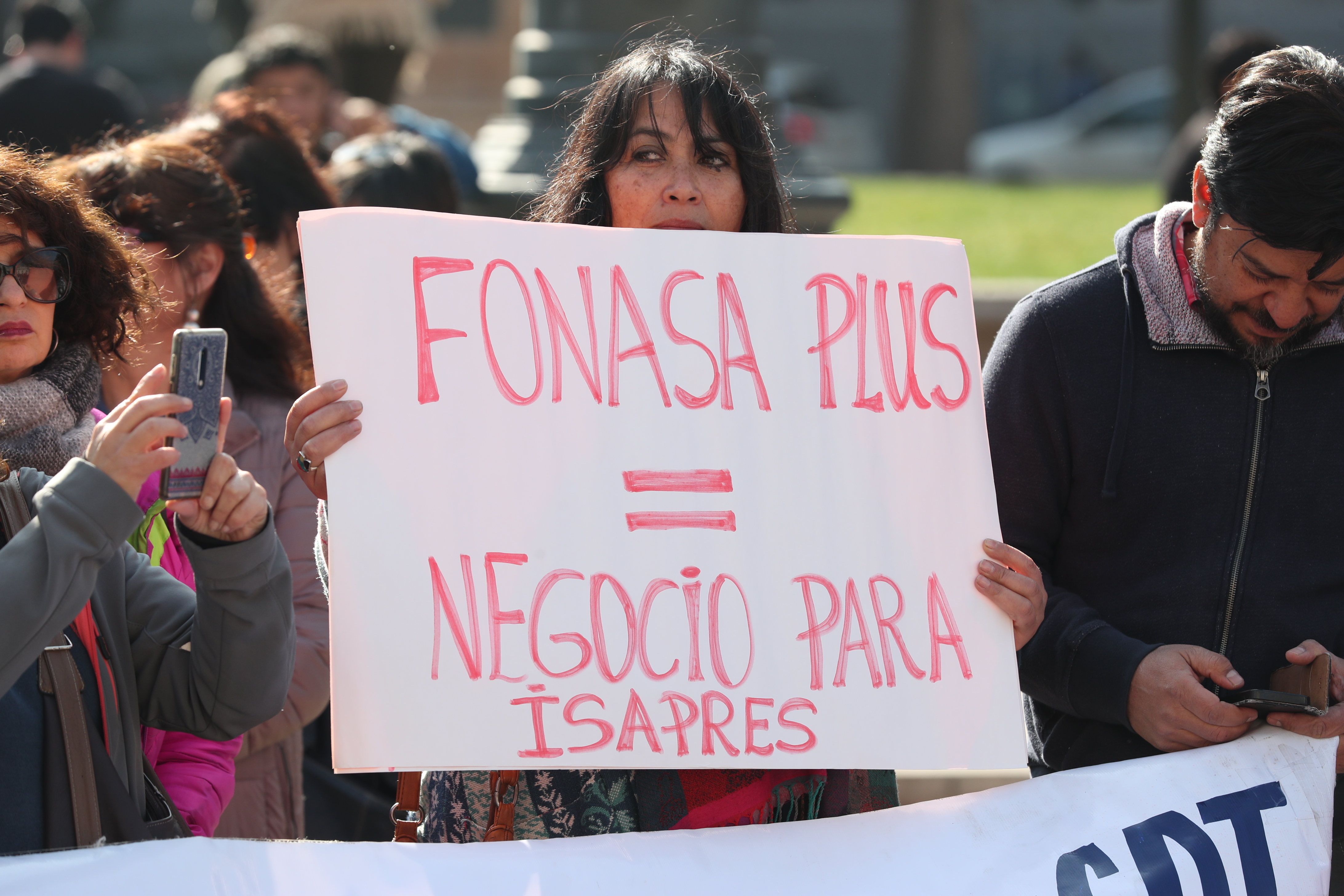 Photograph showing members of the union representing municipal health workers protesting the Piñera administration's proposed changes to the country's National Health Fund (Fonasa) in Santiago, Chile, Aug 13, 2018. EPA-EFE/Alberto Peña
