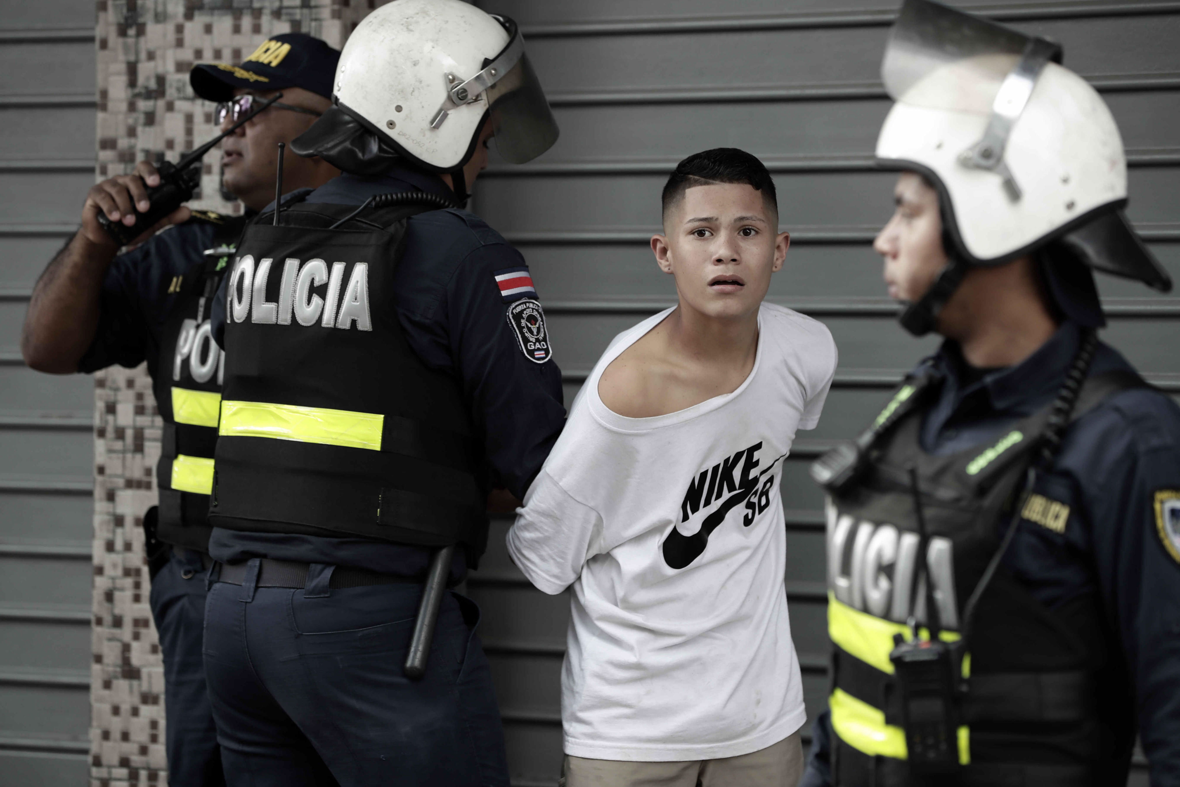 Police arrest demonstrators during a protest against the entry of Nicaraguans seeking refuge at a park in downtown San Jose, Costa Rica, 18 August 2018. The protest ended in riots and several people being detained. EPA-EFE/JEFFREY ARGUEDAS
