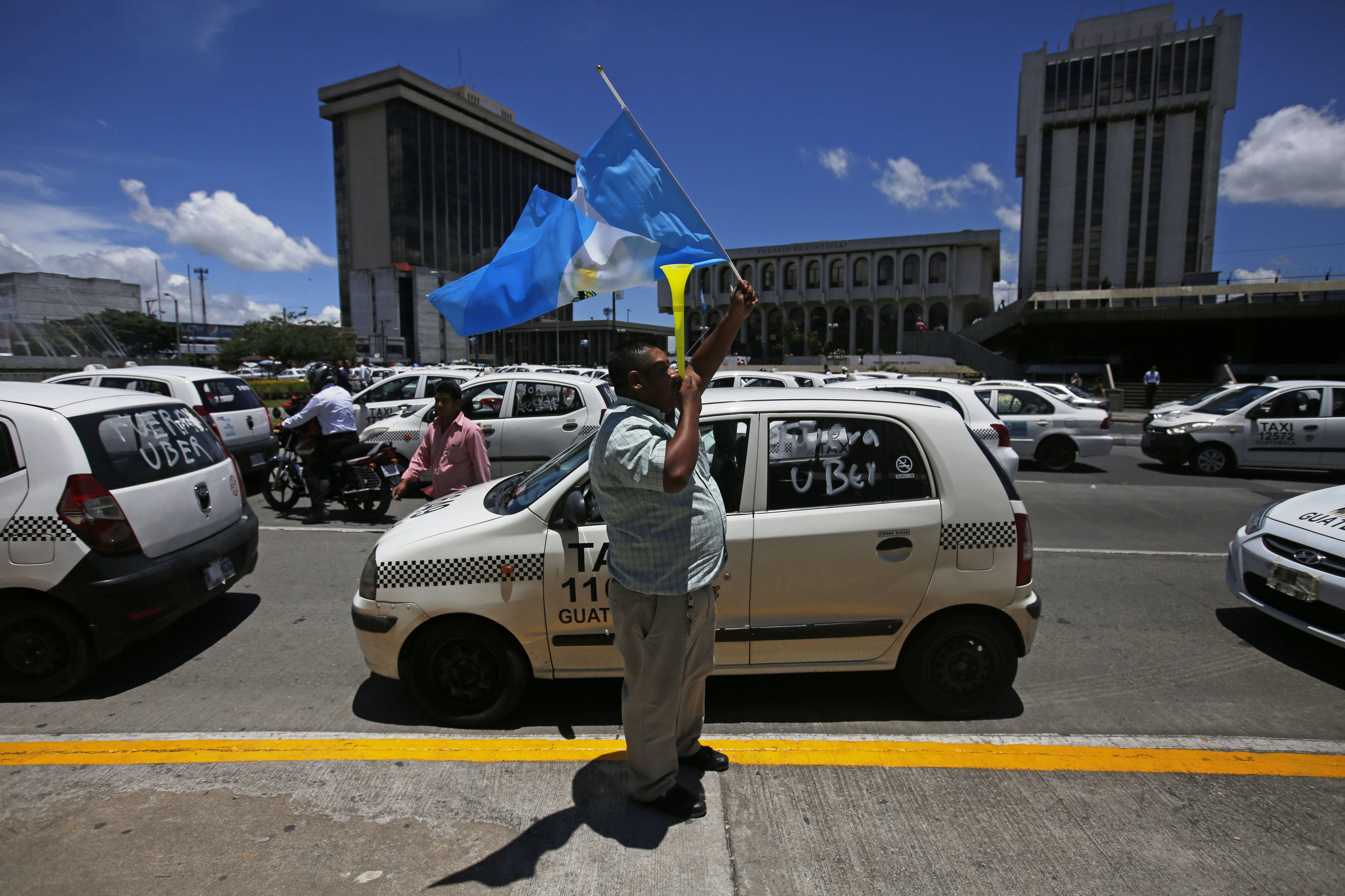 Photograph showing cab drivers protesting Uber in Guatemala City, Guatemala, Aug. 27, 2018. EPA-EFE/Esteban Biba
