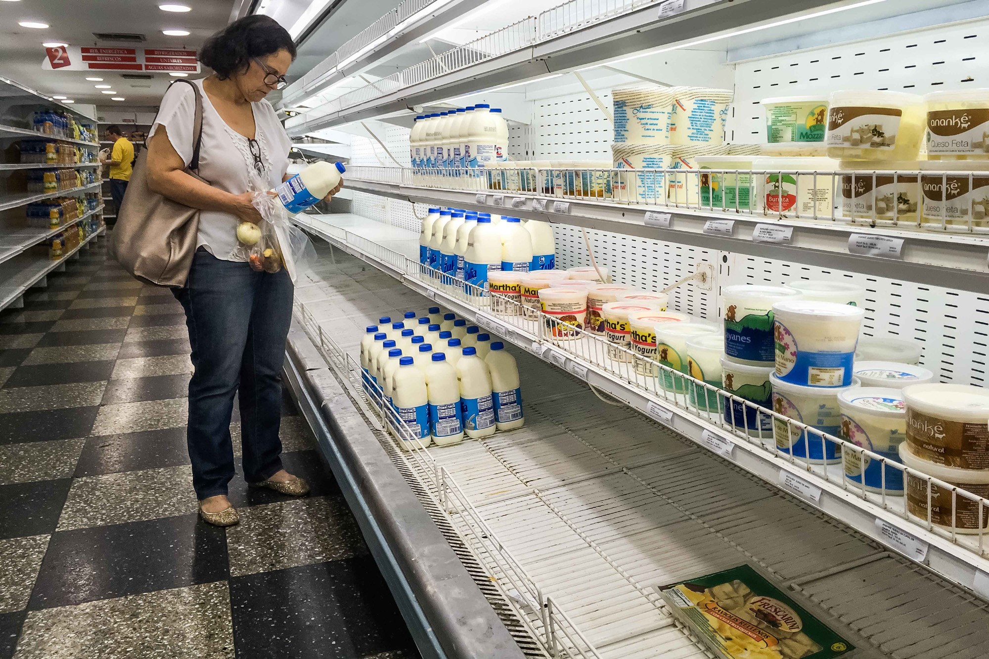 A person browses through nearly empty supermarket shelves in Caracas, Venezuela, Sep 12, 2018. EPA-EFE FILE/MIGUEL GUTIERREZ
