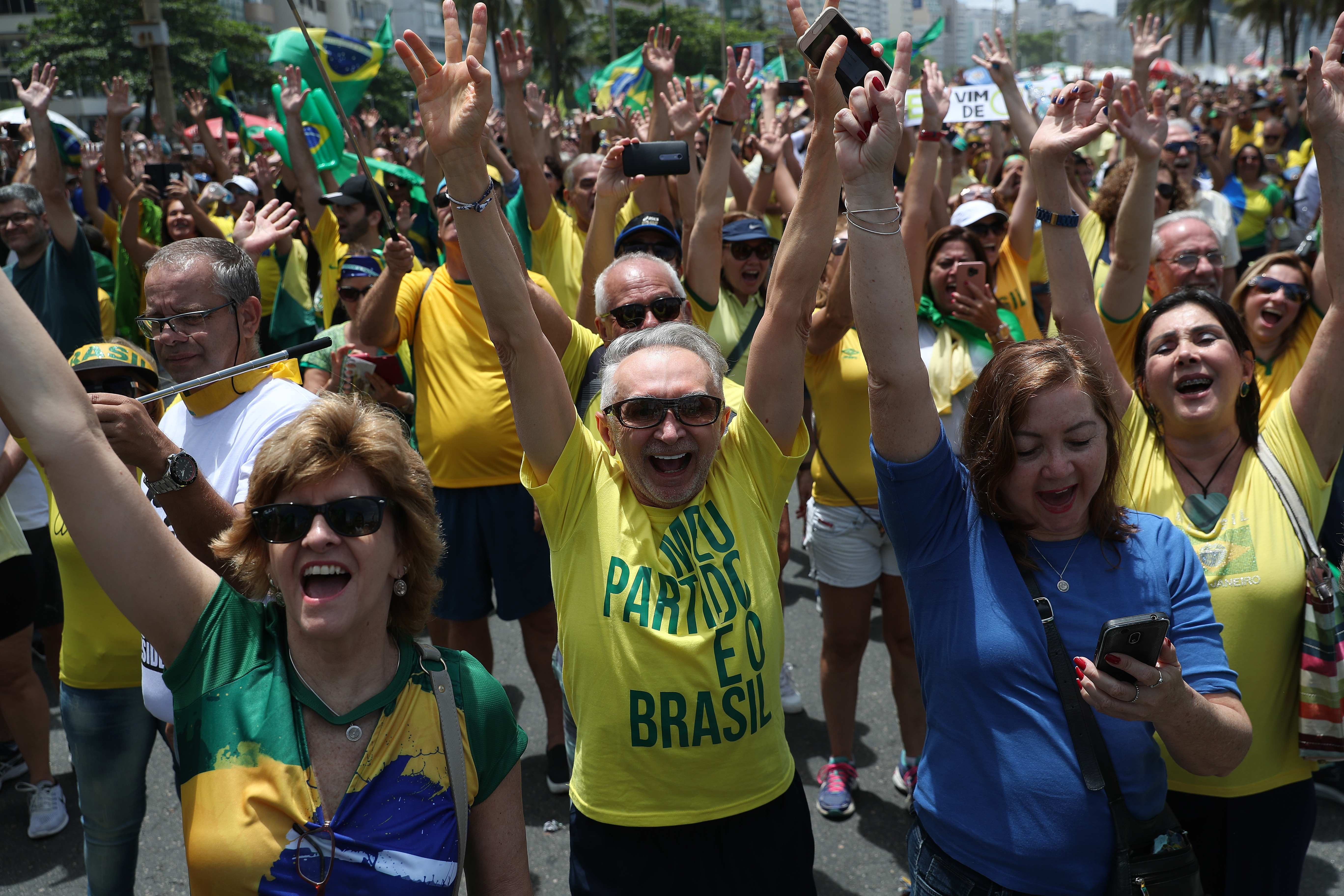 Hundreds of supporters of Brazilian ultrarightist presidential candidate Jair Bolsonaro turned out on Rio de Janeiro's Copacabana Beach on Oct. 21, 2018, to protest against his rival in the upcoming run-off election, Fernando Haddad of the Workers Party. EFE-EPA / Marcelo Sayão
