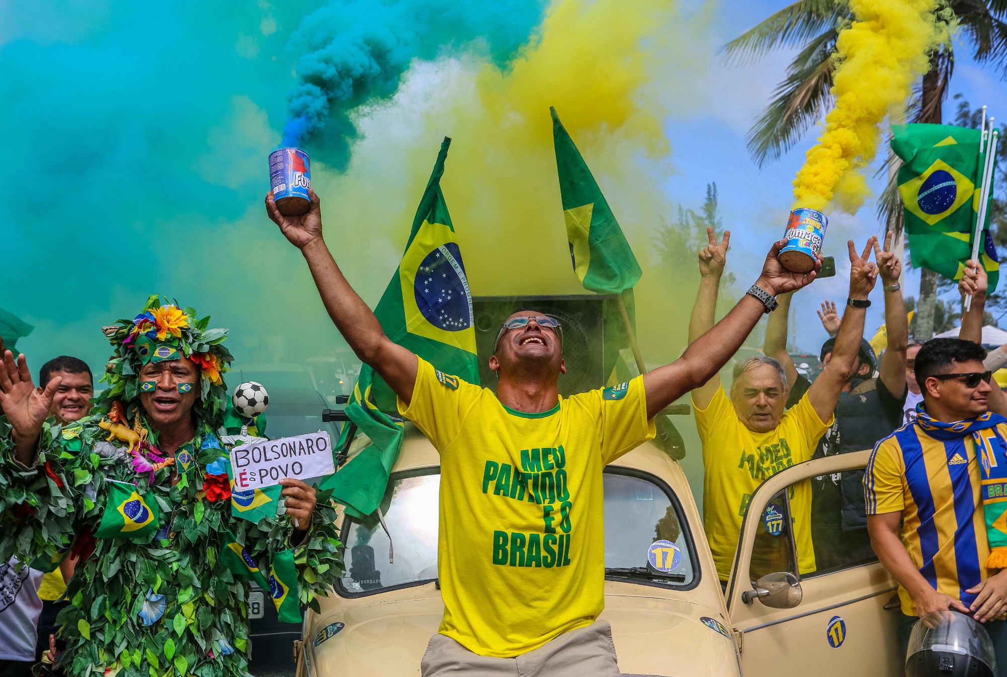 Supporters of far-right presidential candidate Jair Bolsonaro show support in front of his condominium of Barra de Tijuca, in Rio de Janeiro, Brazil, Oct 28, 2018. EPA-EFE/Antonio Lacerda
