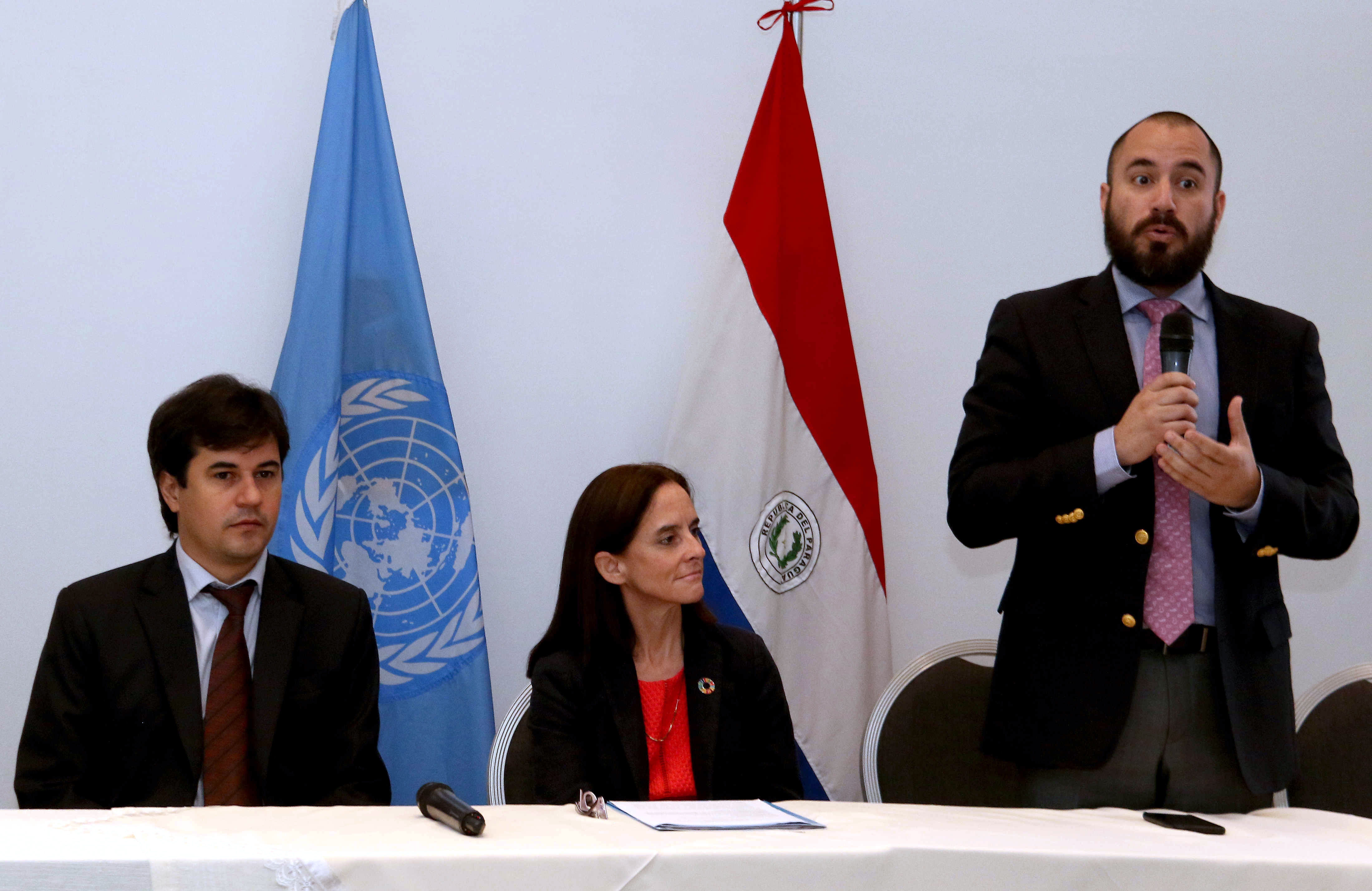 (l. to r.) Marcelo Gonzalez, Paraguay's deputy minister for livestock; the UN resident coordinator in Paraguay, Linda Maguire; and the minister of Environment and Sustainable Development, Ariel Oviedo, take part in the UN-organized forum "Sustainable Livestock and Forests" on Nov. 6, 2018, in Asuncion. EFE-EPA/Andres Cristaldo
