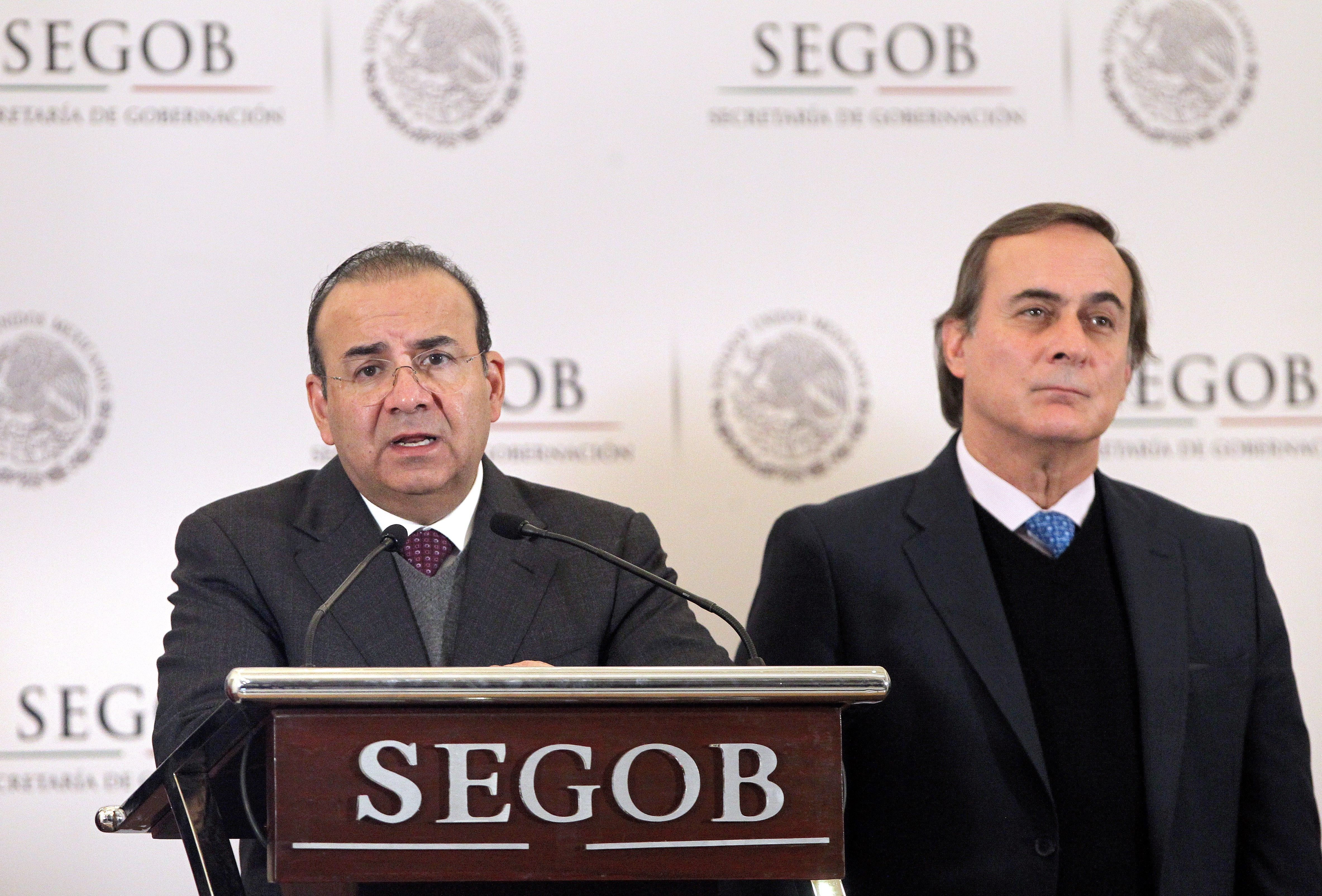 Mexican Government Secretary Alfonso Navarrete (L) and the president of the CCE business federation, Juan Pablo Castañon, deliver a press conference in Mexico City, Mexico, Nov. 15, 2018. EPA-EFE/Mario Guzman