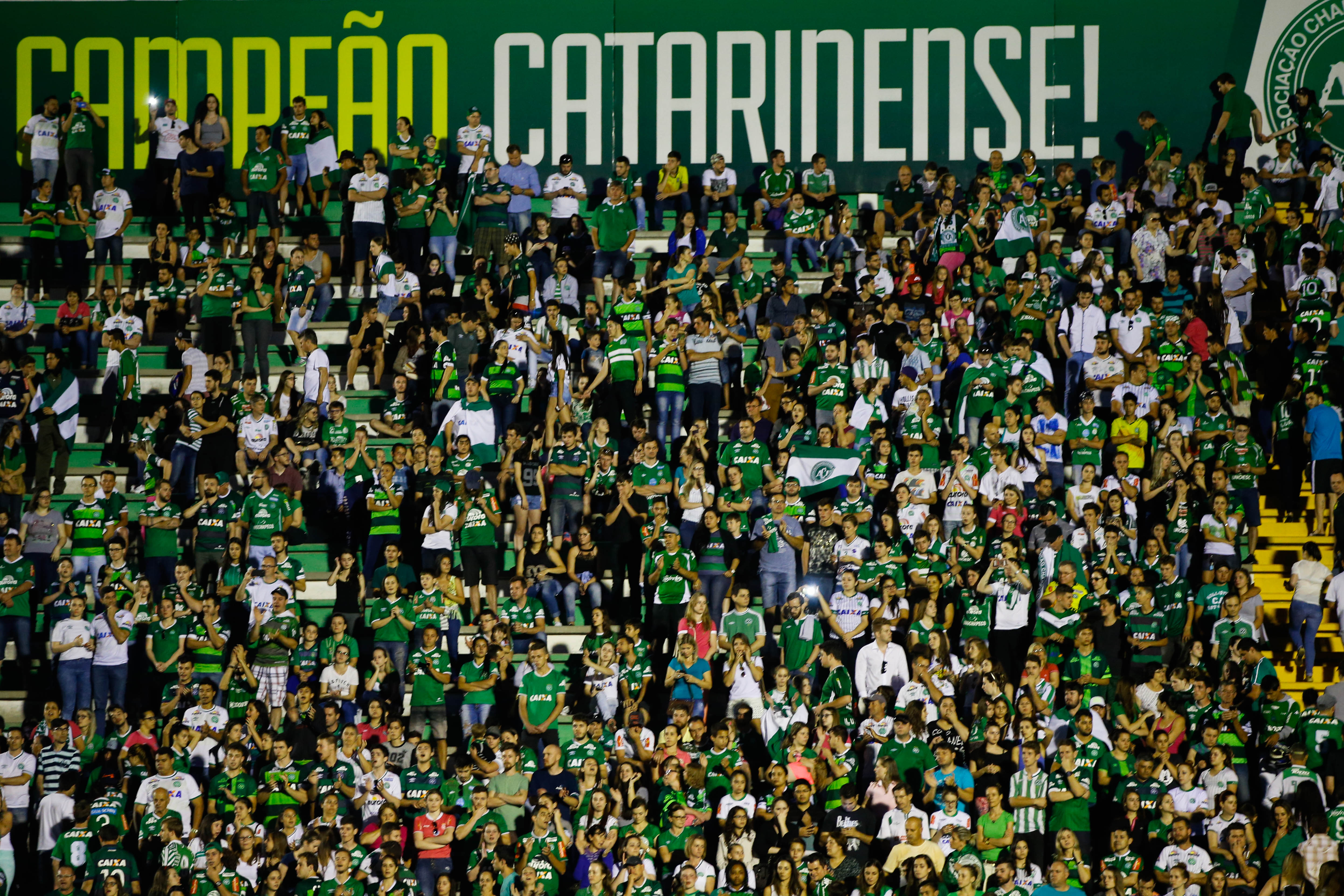 Thousands of fans came to honor the futbol players of Chapecoense who died in a plane crash last November. Foto:EFE