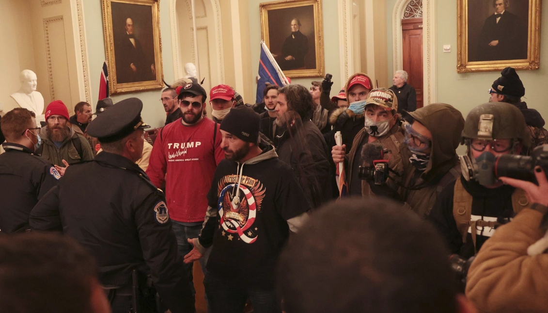 The second level was articulated by a rain of pop symbolism, from superhero costumes to variations on the Q of Qanon followers. Photo: Win McNamee para GettyImages