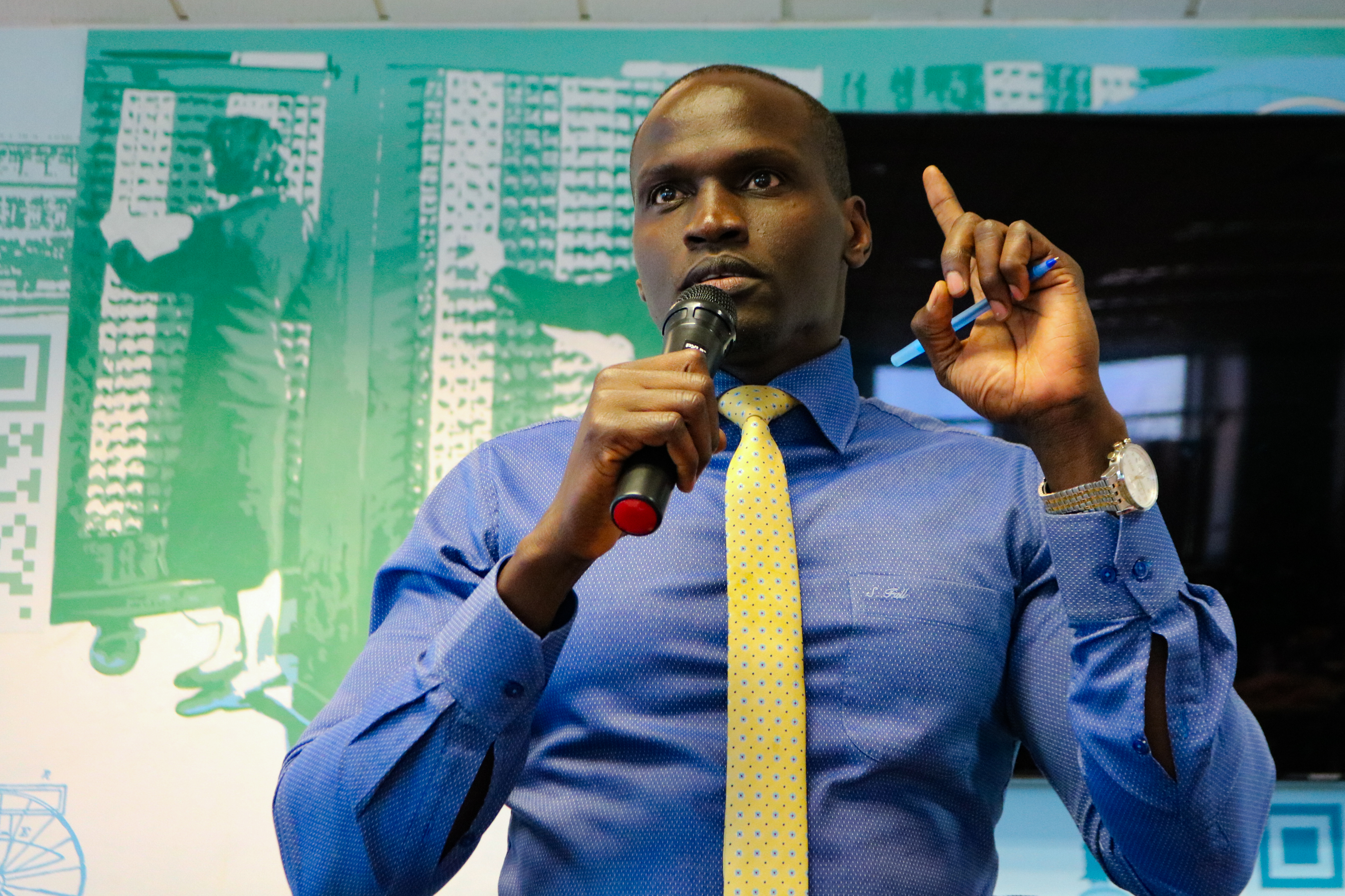 Souleymane Fall,  director of employment services and workforce development for the Jewish Employment and Vocational Service (JEVS), speaks to attendees of the Immigrant Leader Institute’s event for immigrant professionals on June 26. Greta Anderson / AL DÍA News
