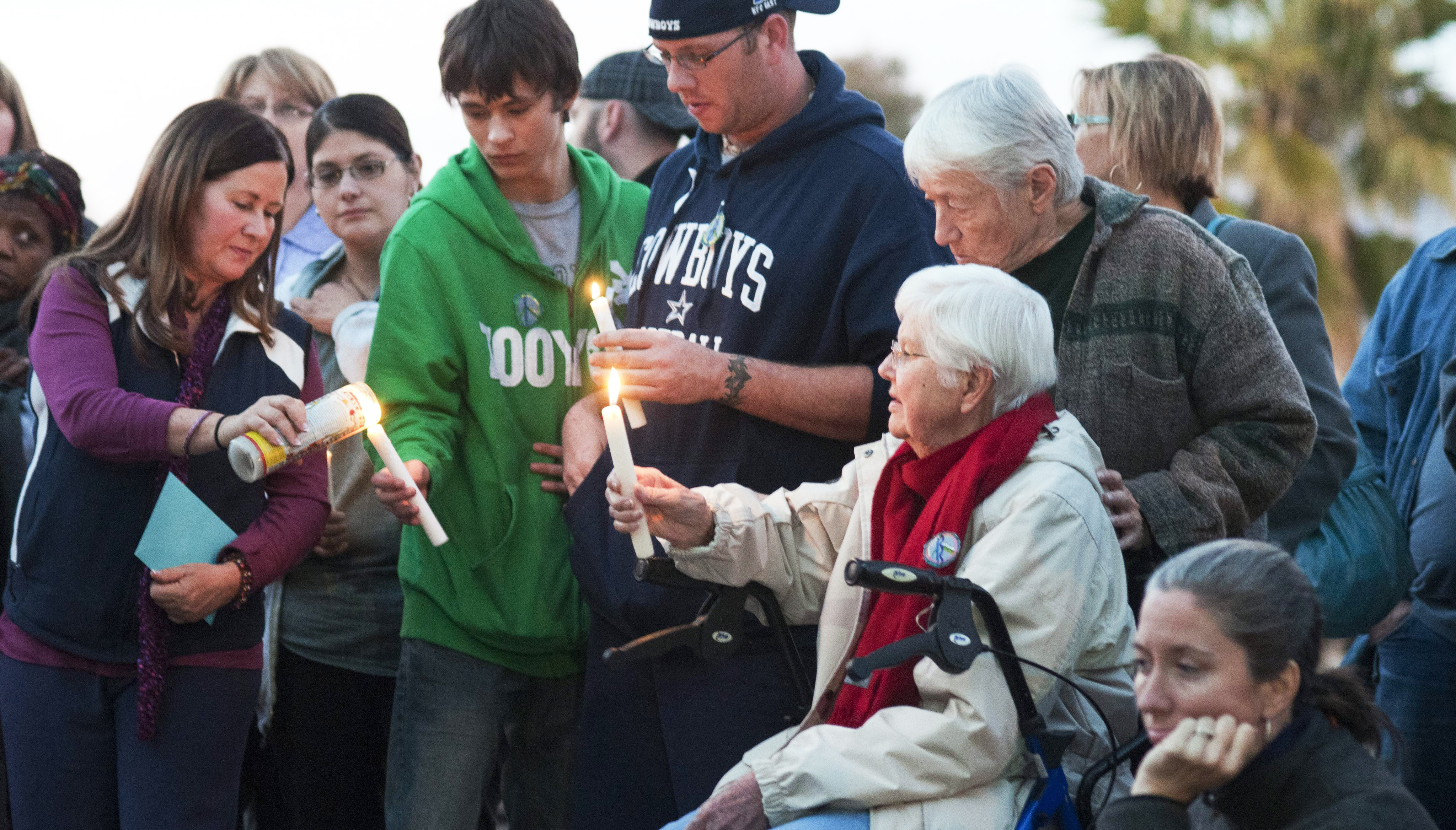 In January 2011, A group of people pays tribute to victims of a shooting that left six people dead and more than a dozen injured, including then Arizona Congresswoman Gabrielle Giffords. Photo: EFE
