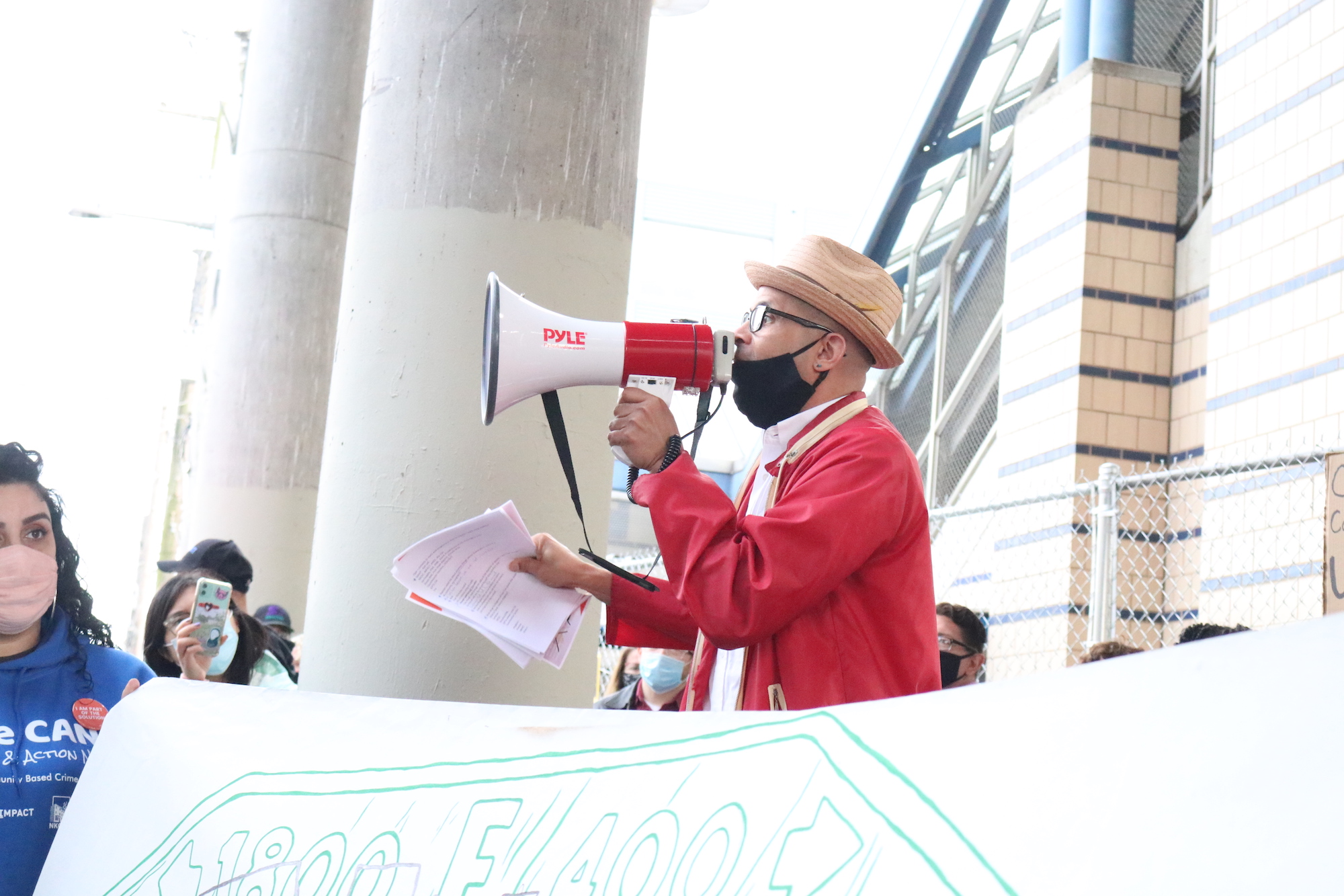 Pictured: Dr. Bill McKinney, Executive Director of NKCDC at a demonstration in Kensington, protesting against the closure of Somerset station. Photo: Nigel Thompson, AL DÍA News