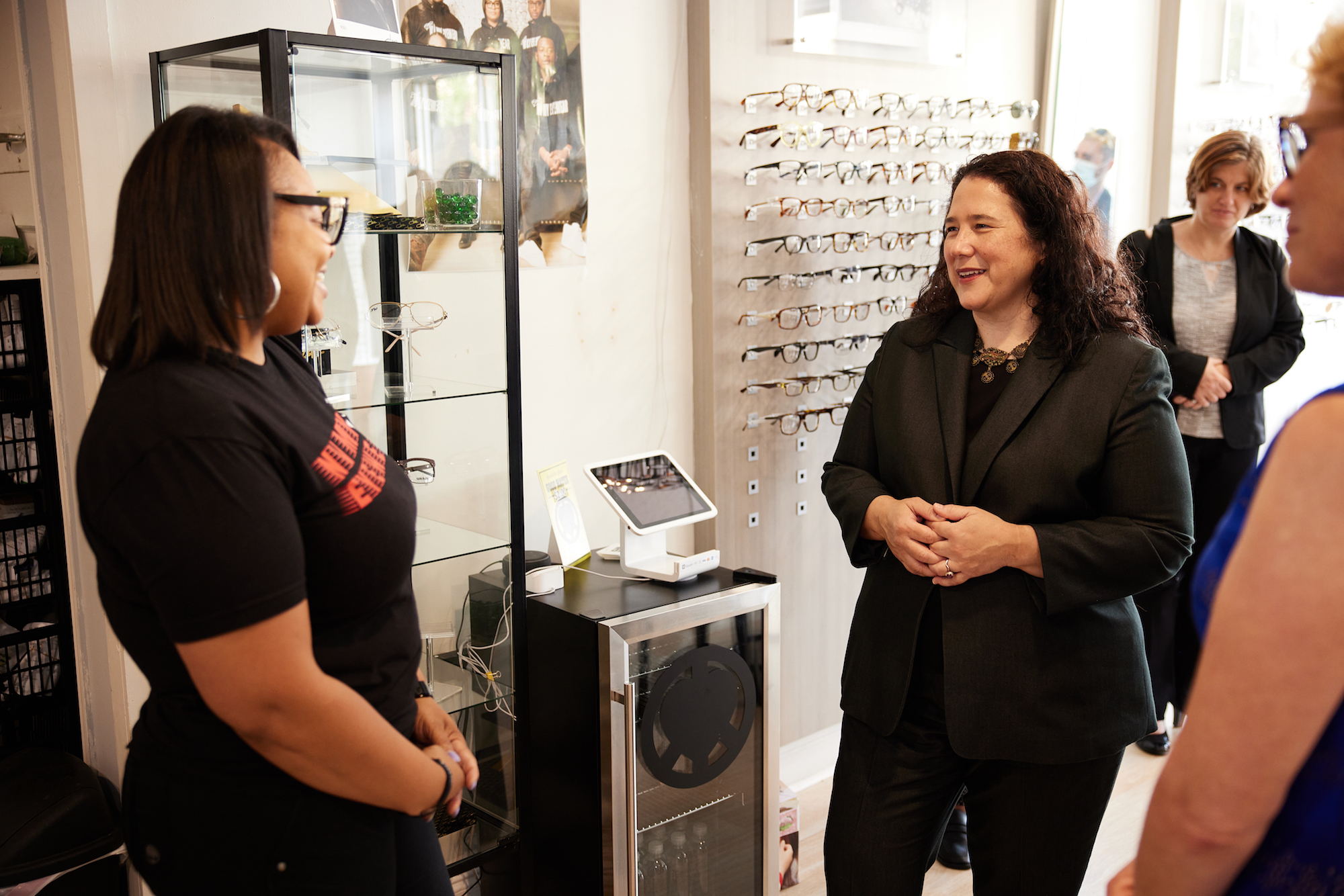 SBA Administrator Isabel Guzman talks to Tiffany Ward, owner of NV My Eyewear at 137 52nd street in West Philly. Photo: Harrison Brink/AL DÍA News.