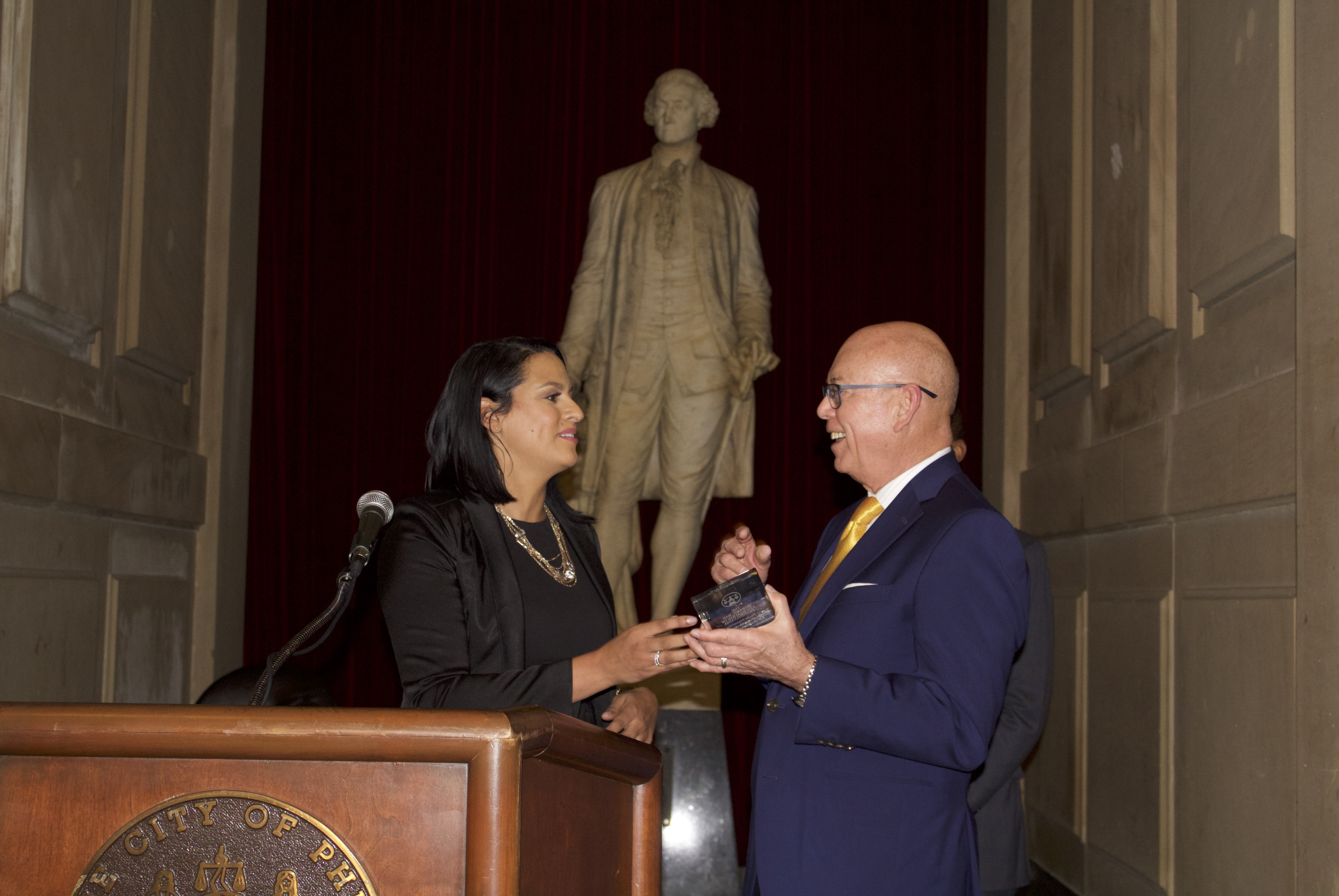 Jennifer Gomez Hardy presented Rómulo Díaz L. Jr with La Justicia Award. Photo Michelle Myers