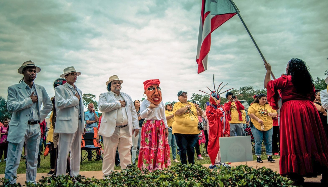 La identidad boricua puede contestar en forma de resistencia rítmica honrando las raíces africanas mediante la danza que forma parte del imaginario colectivo tanto como diálogo intergeneracional. FOTOGRAFÍA: Tampa Bay Times