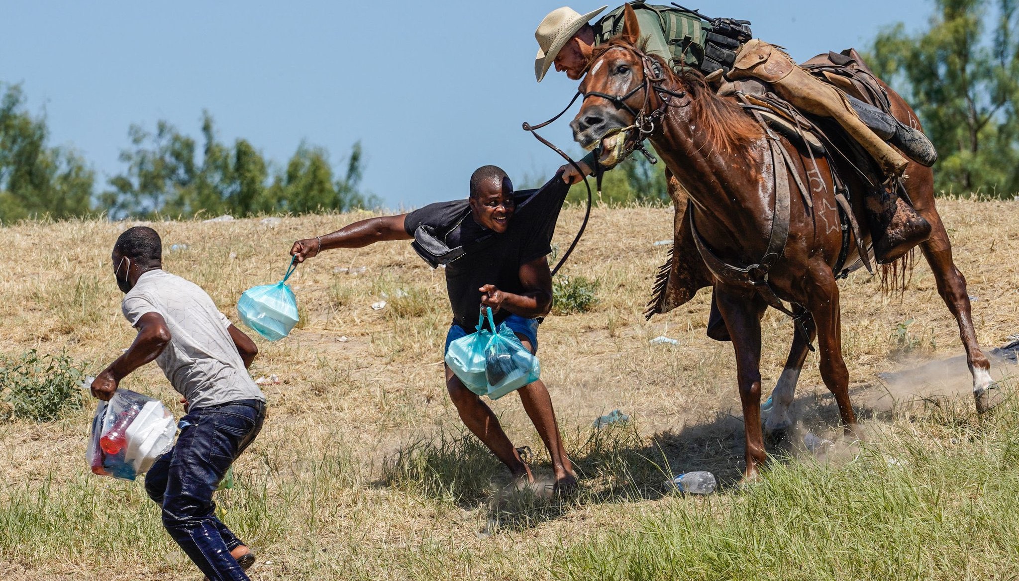 Imágenes desgarradoras de la patrulla fronteriza atacando a inmigrantes haitianos en el puente Del Río en Texas han desatado la crítica de diversos sectores. Foto: Getty Images