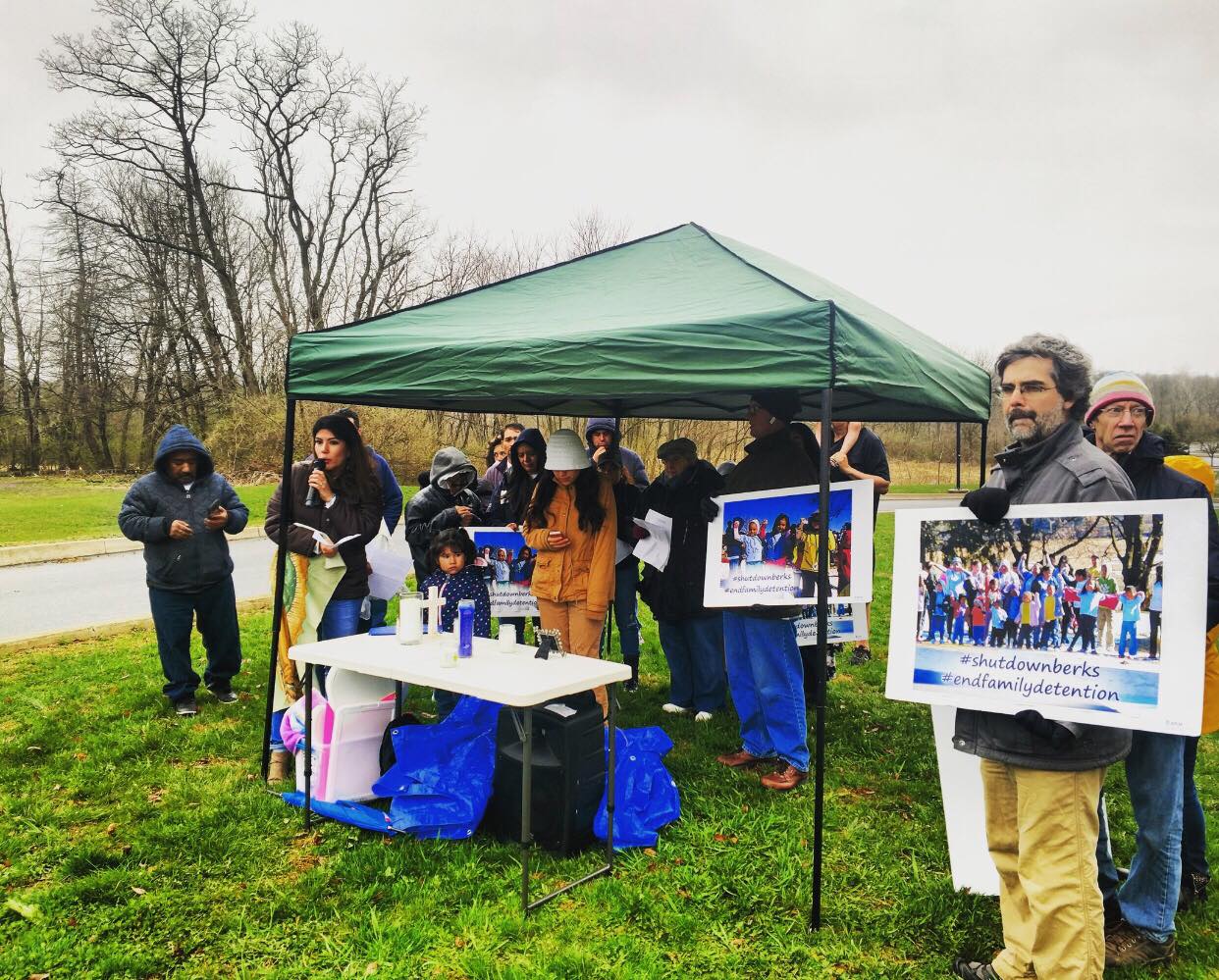 El pasado 15 de abril, un grupo de manifestantes organizó una protesta frente al Berks County Residential Center para exigir la liberación de las familias detenidas en las polémicas instalaciones (foto cedida por miembros del colectivo “Cierren Berks” [Shut Down Berks]).