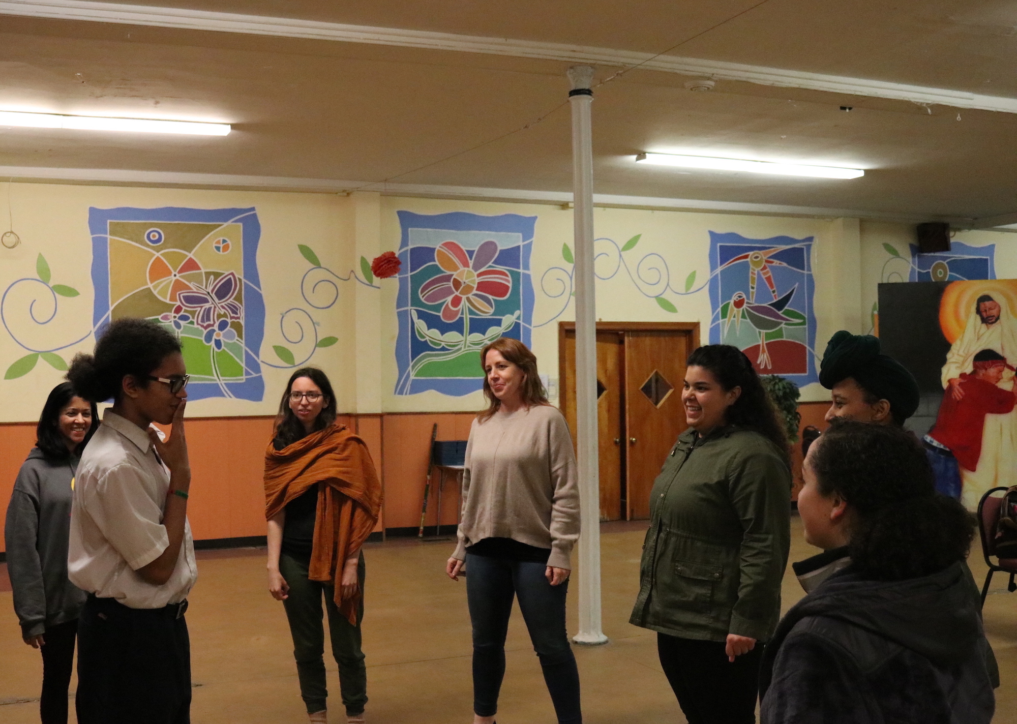 Students in Tierra y Cuerpo's experimental theatre class play a game to wrap up the day. Photo: Nigel Thompson/AL DÍA News.