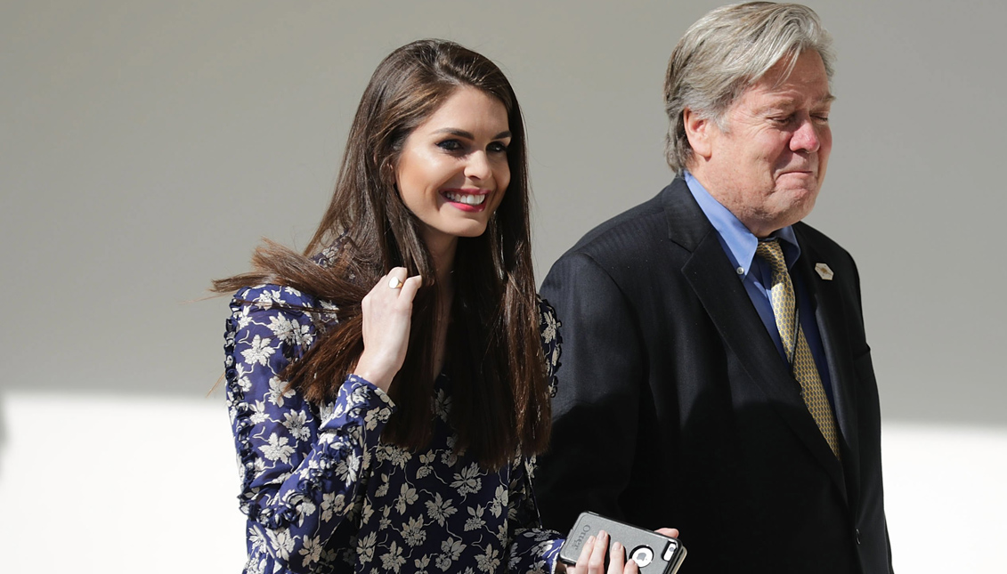 La directora de Comunicaciones Estratégicas de la Casa Blanca, Hope Hicks (L) y el Jefe de Estrategia Jefe de la Casa Blanca, Steve Bannon, caminan tras una reunión bilateral entre el Presidente de los Estados Unidos Donald Trump y el Primer Ministro japonés Shinzo Abe en la Casa Blanca. Washington, DC, Estados Unidos. EFE
