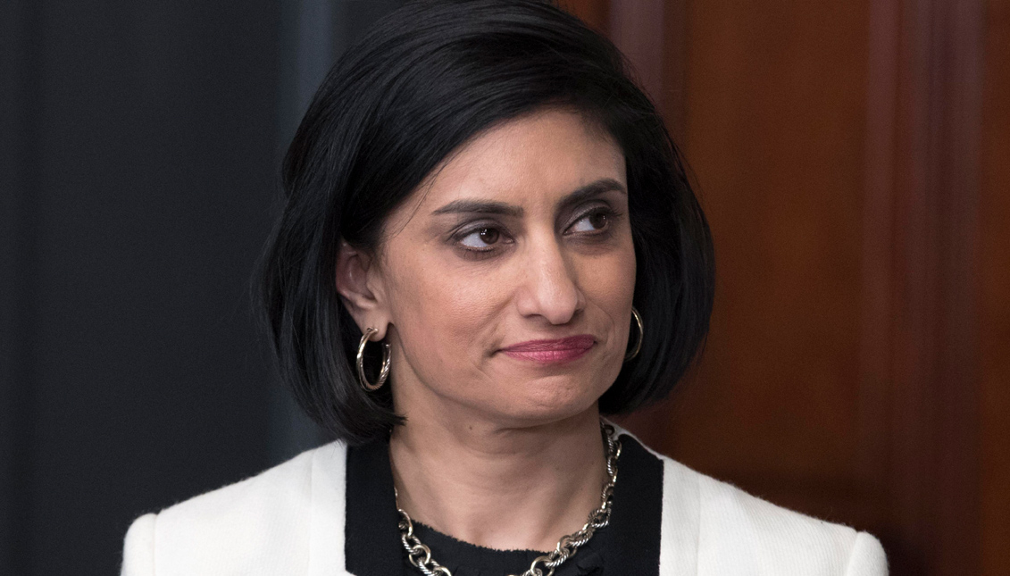 Seema Verma, escucha al vicepresidente de EEUU, Mike Pence, tras tomar juramento como administradora de los Centros de Servicios de Medicare y Medicaid (CMS), en la oficina Eisenhower de la Casa Blanca, en Washington, DC, EEUU. EFE